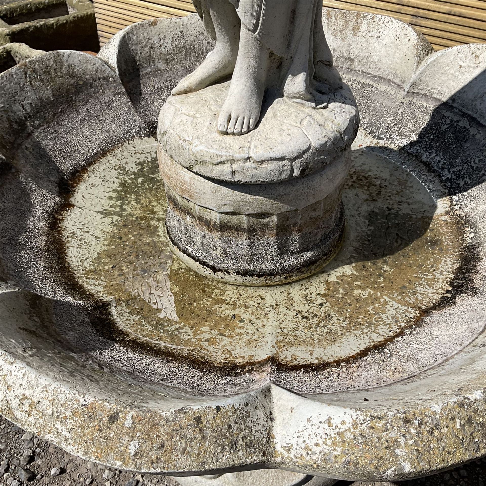 Cast stone circular garden bird bath figure - Image 2 of 4