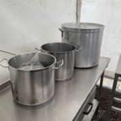 Large aluminium cooking pot with lid (45cm diameter)