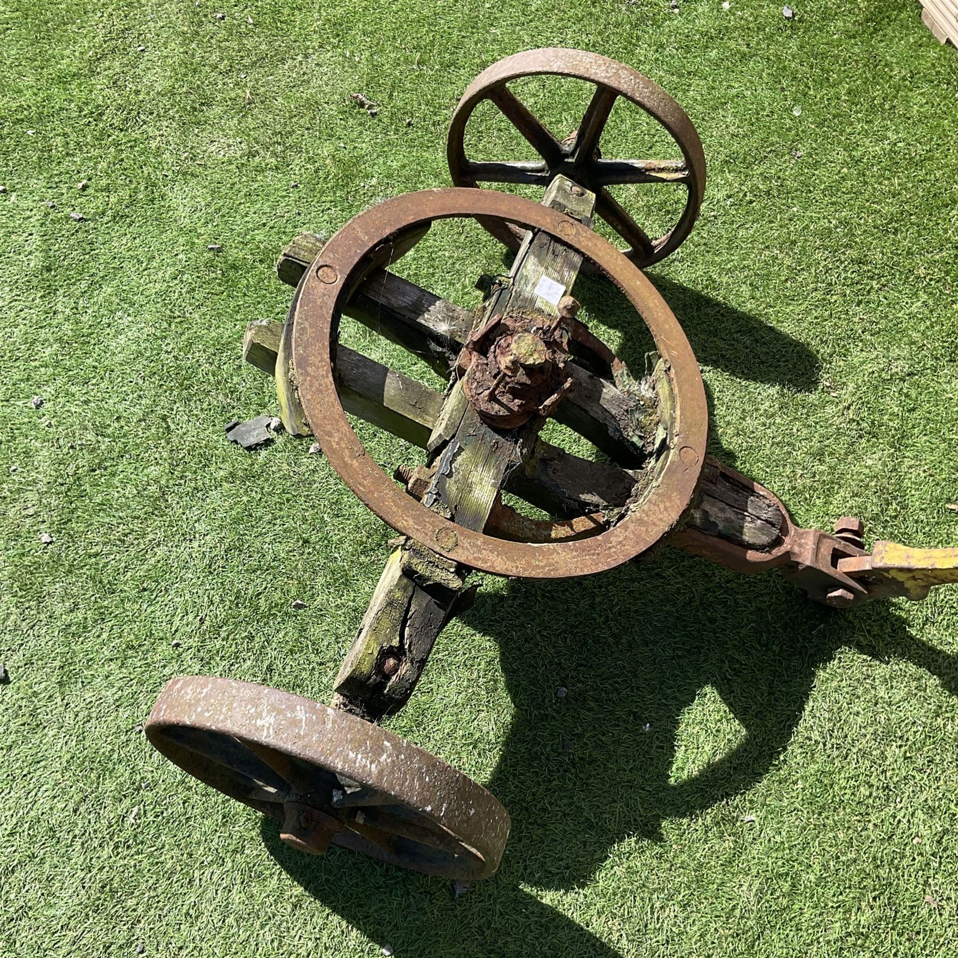 Vintage wooden and cast iron implement - THIS LOT IS TO BE COLLECTED BY APPOINTMENT FROM DUGGLEBY ST - Bild 2 aus 4