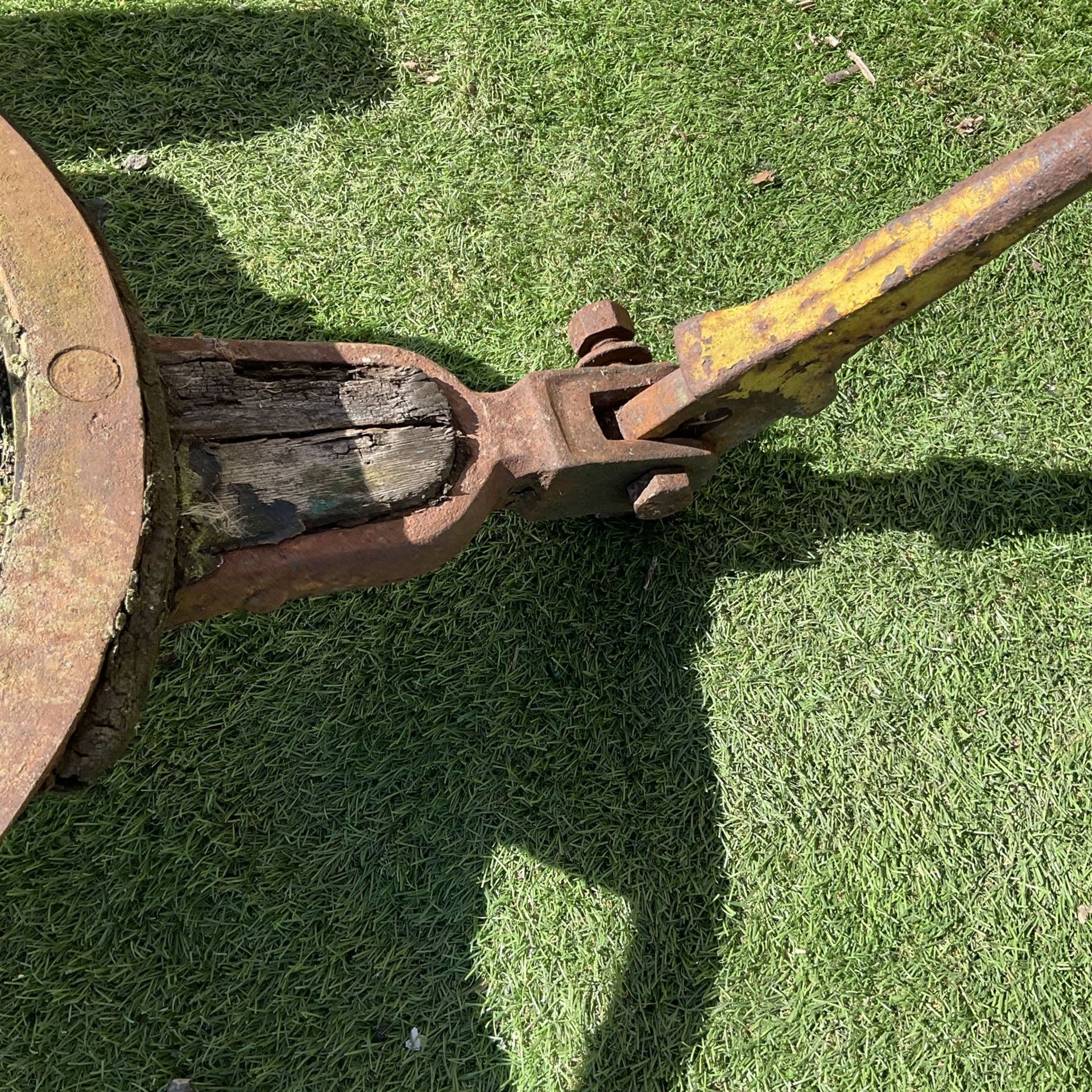 Vintage wooden and cast iron implement - THIS LOT IS TO BE COLLECTED BY APPOINTMENT FROM DUGGLEBY ST - Bild 3 aus 4