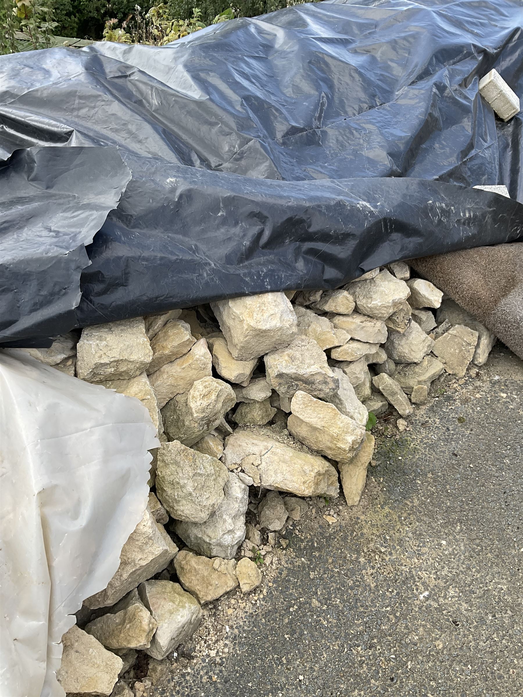 Large quantity of medium walling stone - in three piles under three covers - THIS LOT IS TO BE VIEWE - Bild 2 aus 3