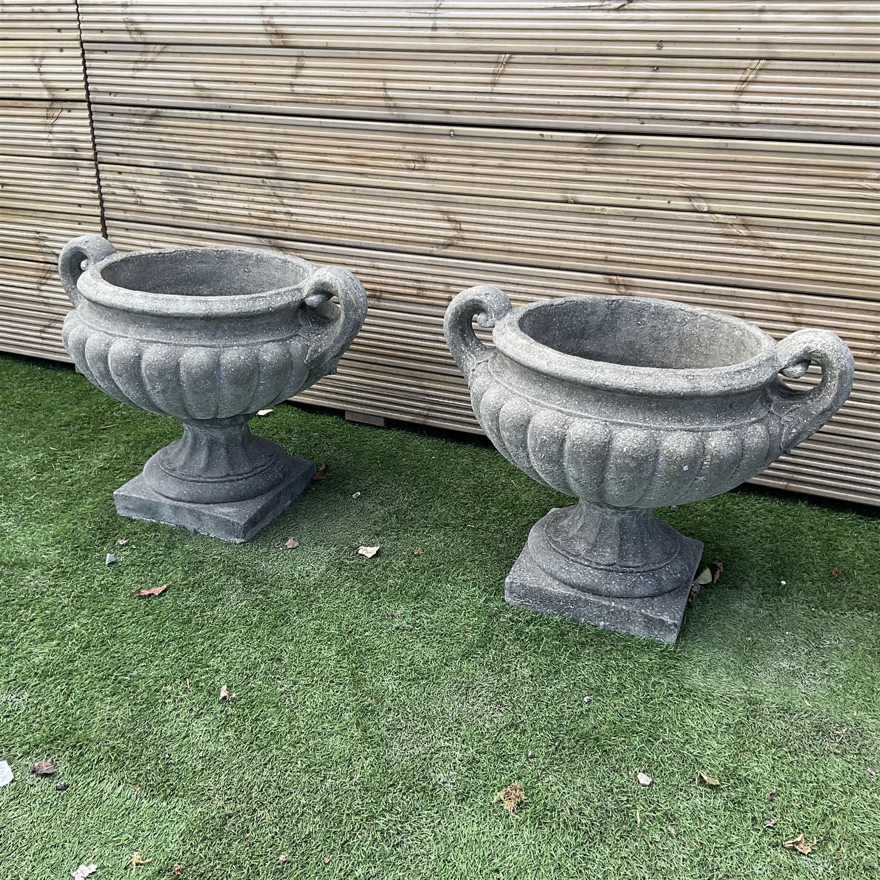 Pair of squat cast stone garden urns - Bild 4 aus 4