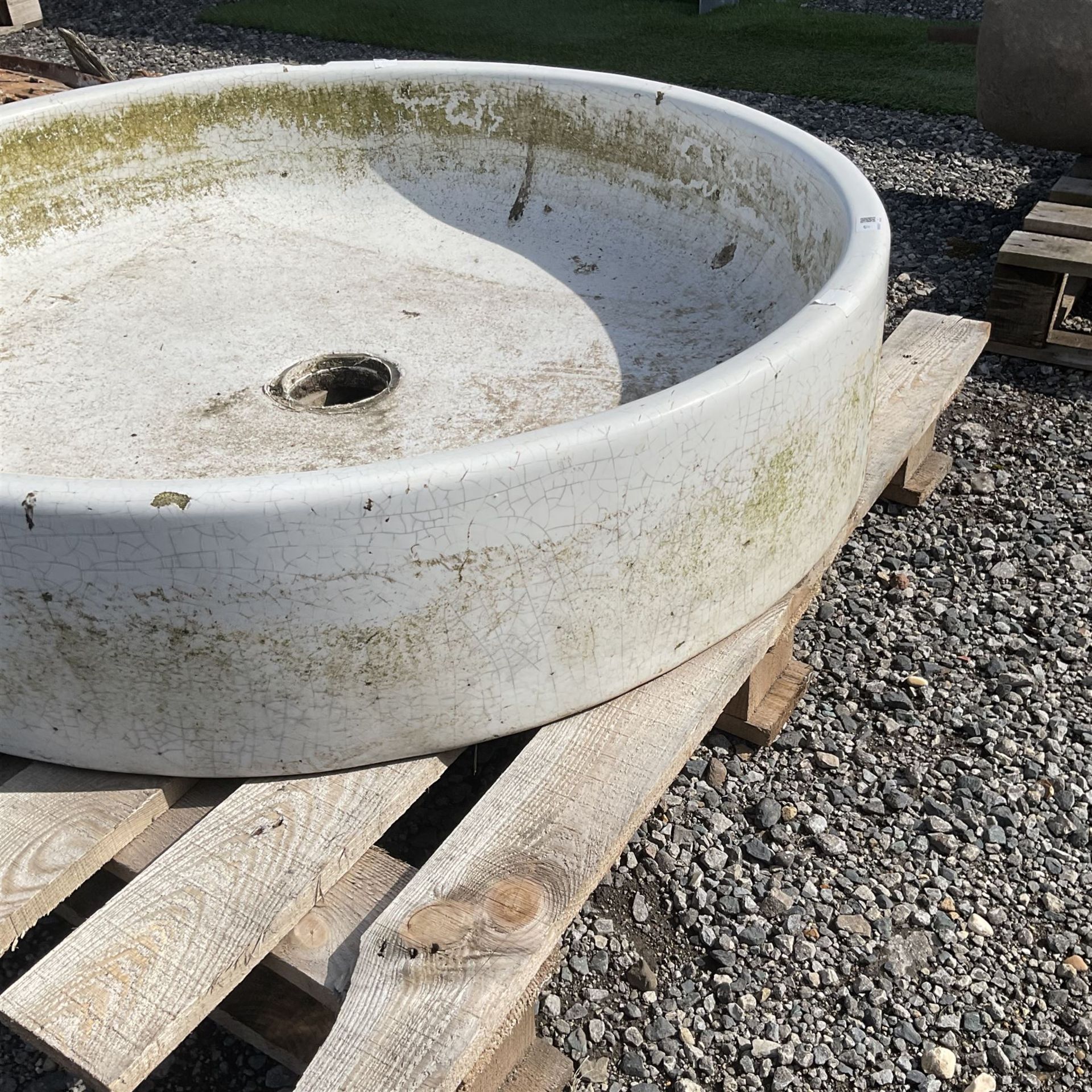 White enamel circular shallow trough - THIS LOT IS TO BE COLLECTED BY APPOINTMENT FROM DUGGLEBY STOR - Image 2 of 3
