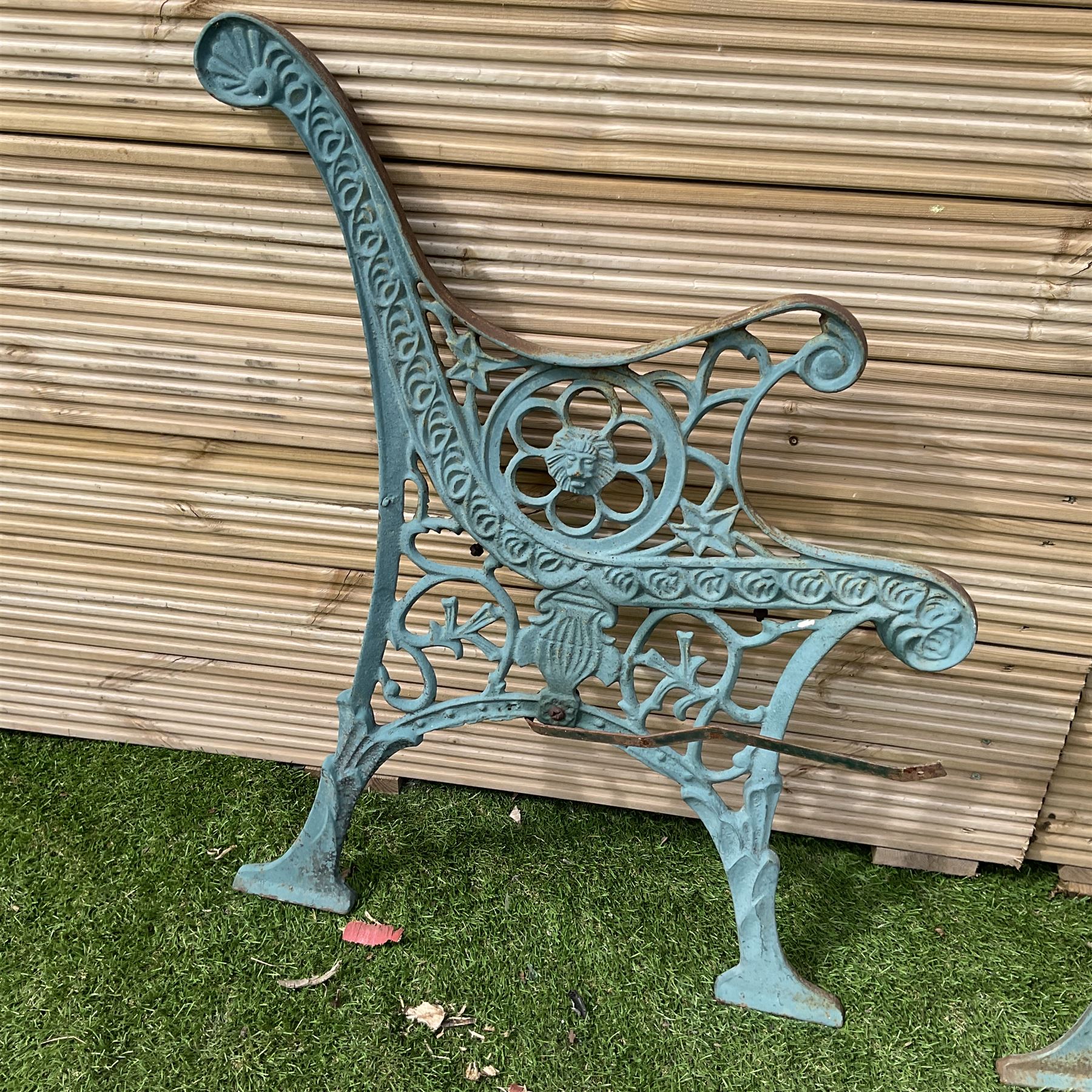 Cast iron green painted bench ends - THIS LOT IS TO BE COLLECTED BY APPOINTMENT FROM DUGGLEBY STORA - Bild 2 aus 3