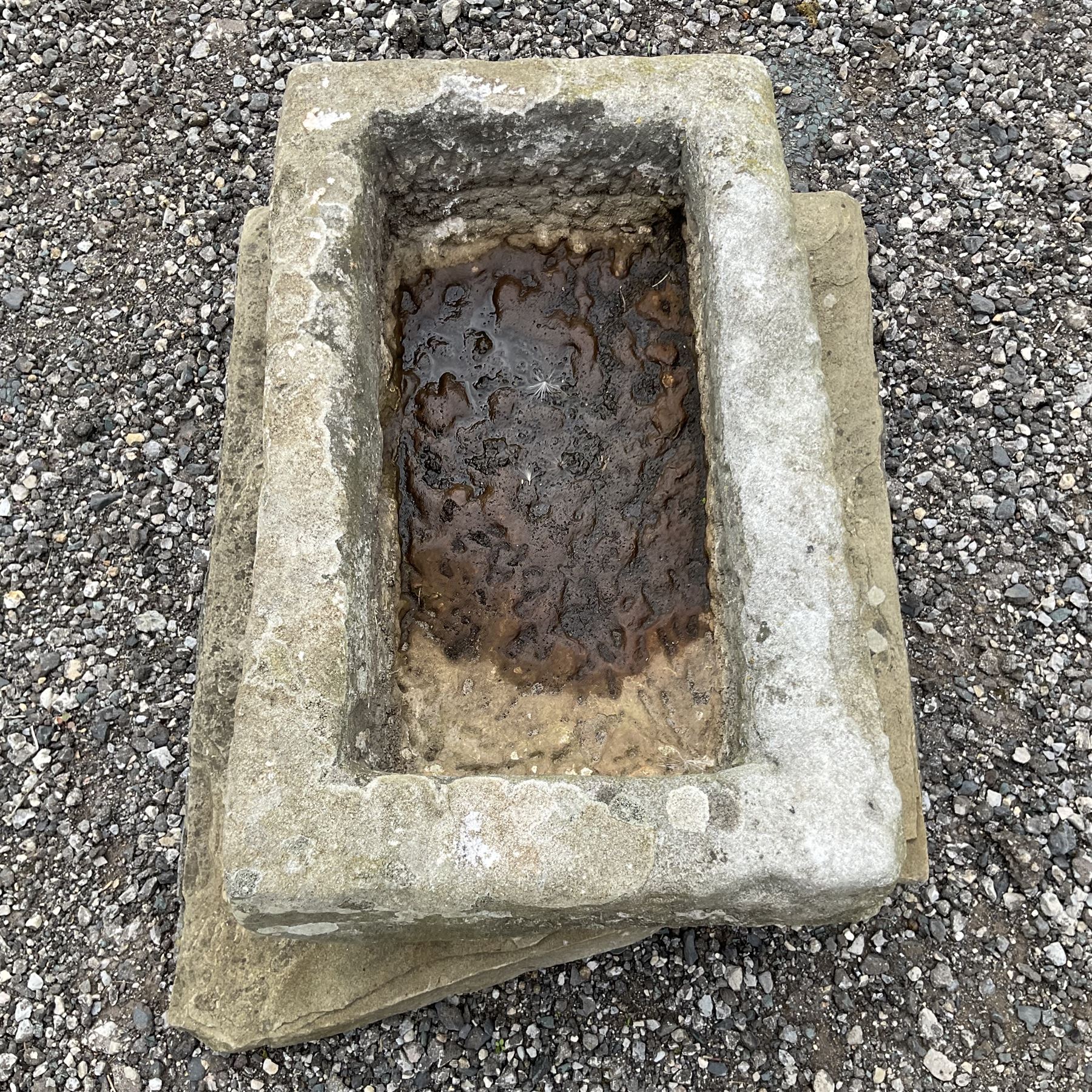 19th century small shallow carved stone trough on stone slab - THIS LOT IS TO BE COLLECTED BY APPOIN - Bild 2 aus 4
