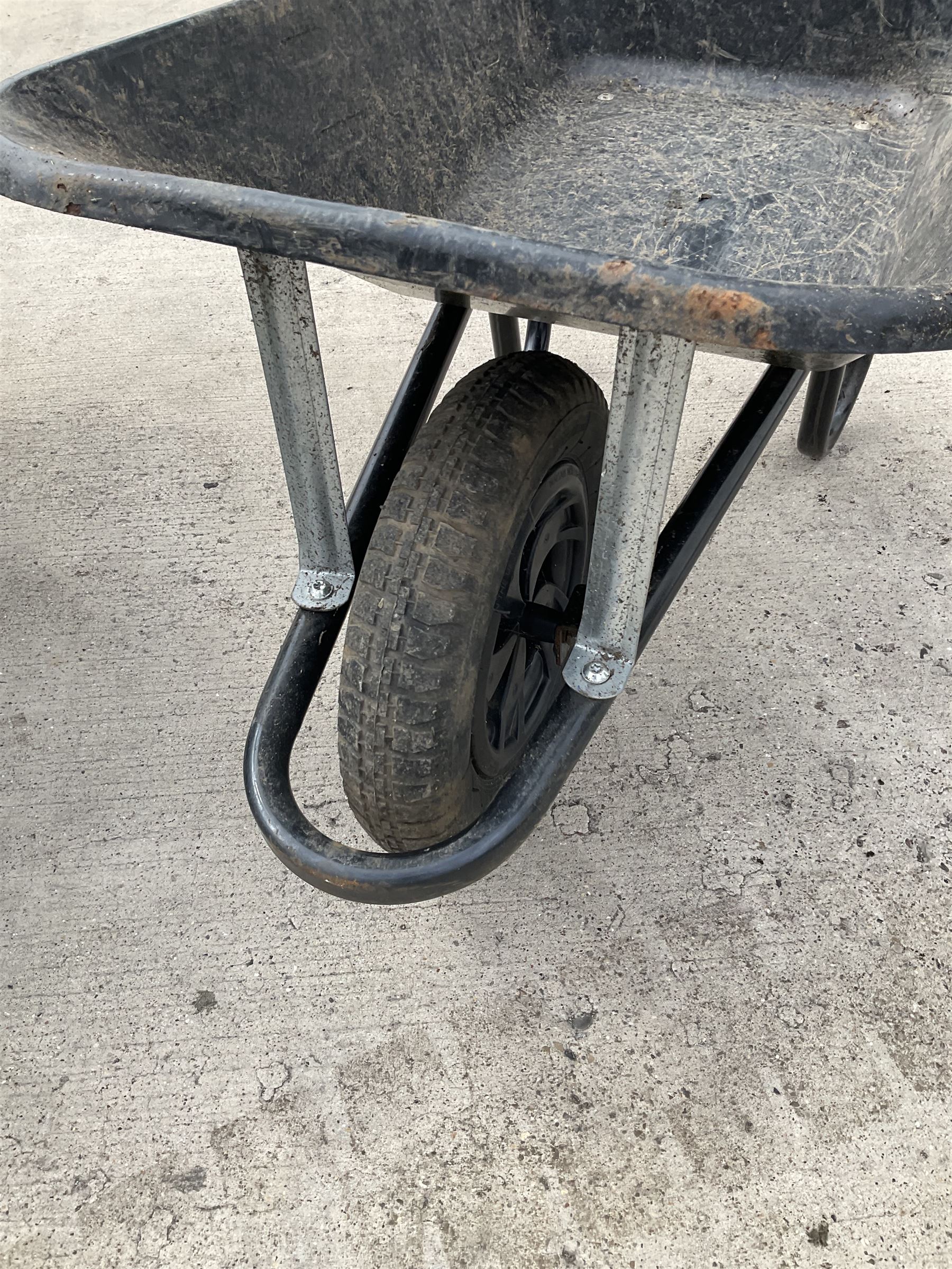 Two metal garden wheelbarrows - THIS LOT IS TO BE COLLECTED BY APPOINTMENT FROM DUGGLEBY STORAGE - Bild 2 aus 3