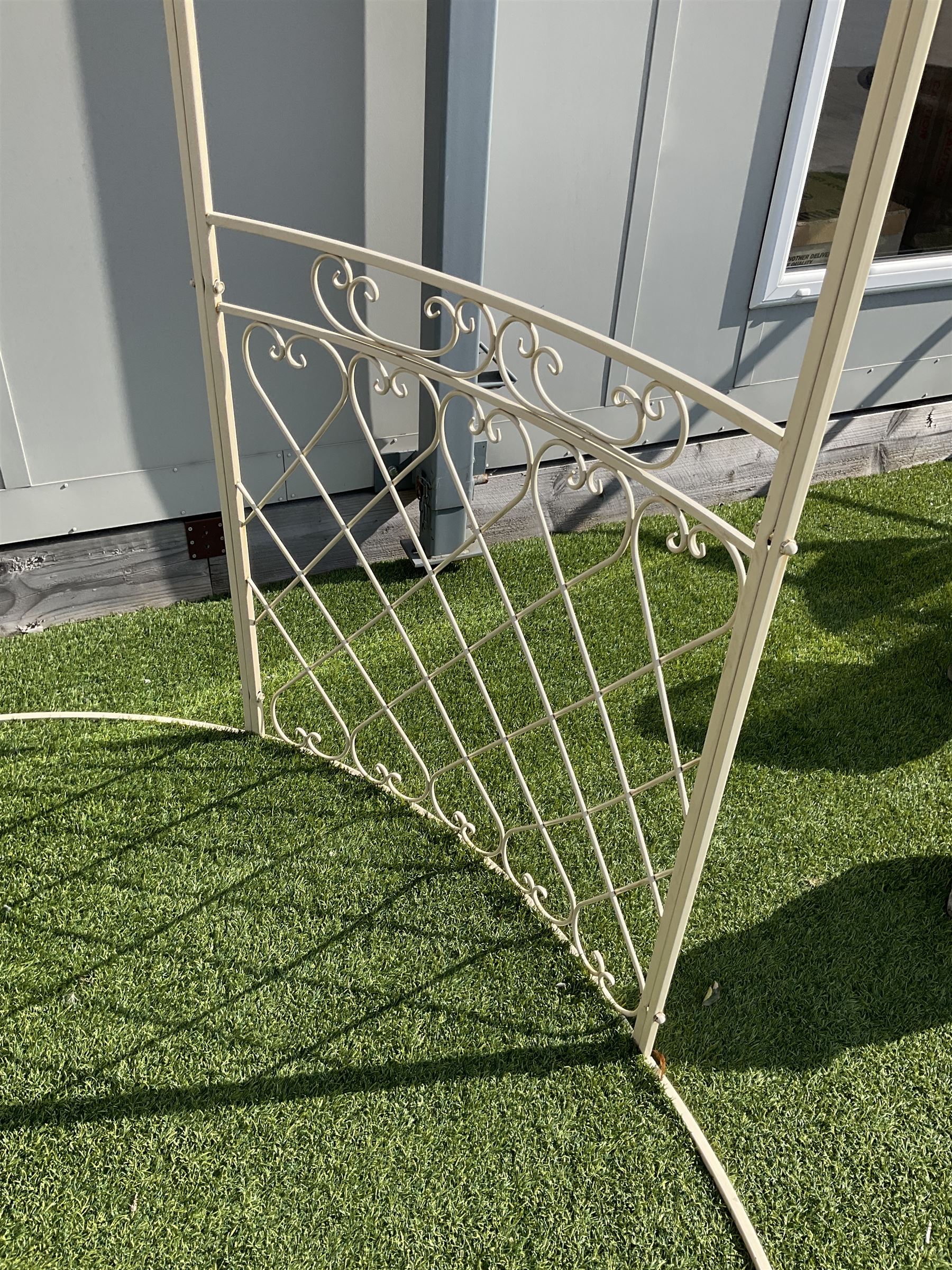 Wrought metal cream painted Gazebo - THIS LOT IS TO BE COLLECTED BY APPOINTMENT FROM DUGGLEBY STO - Image 3 of 4