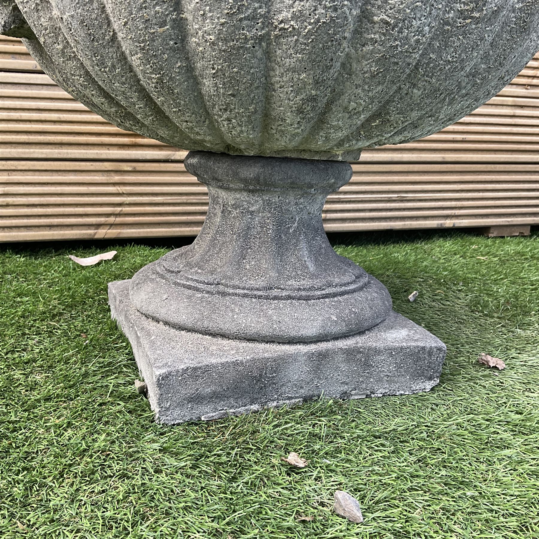 Pair of squat cast stone garden urns - Bild 3 aus 4