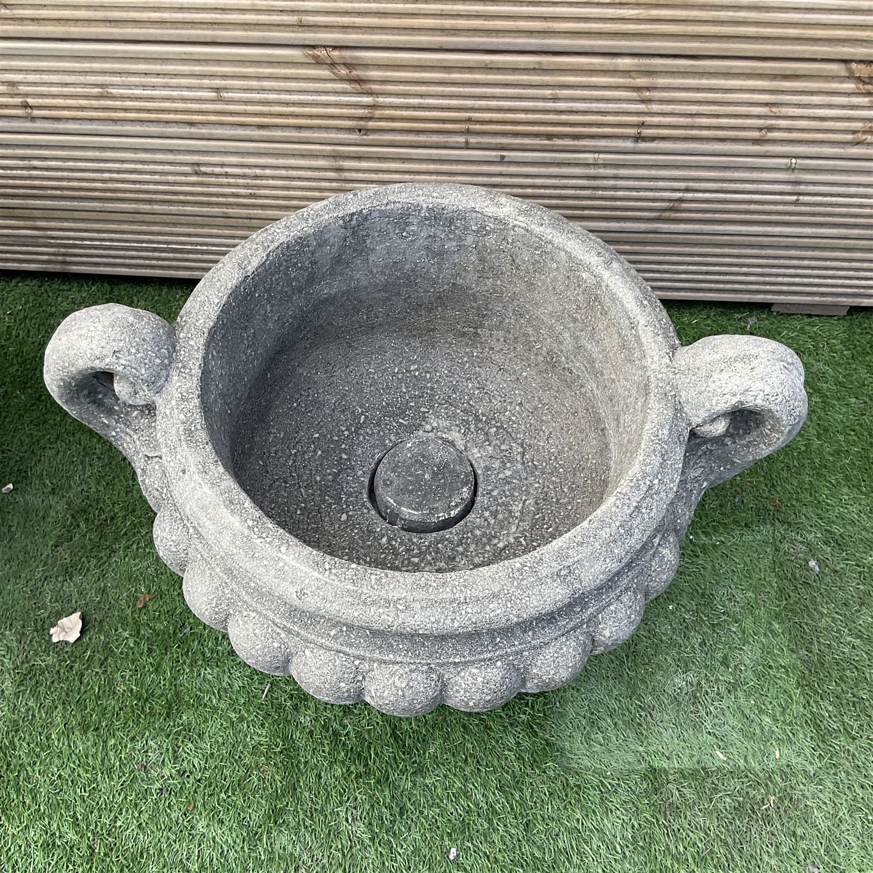 Pair of squat cast stone garden urns - Bild 2 aus 4