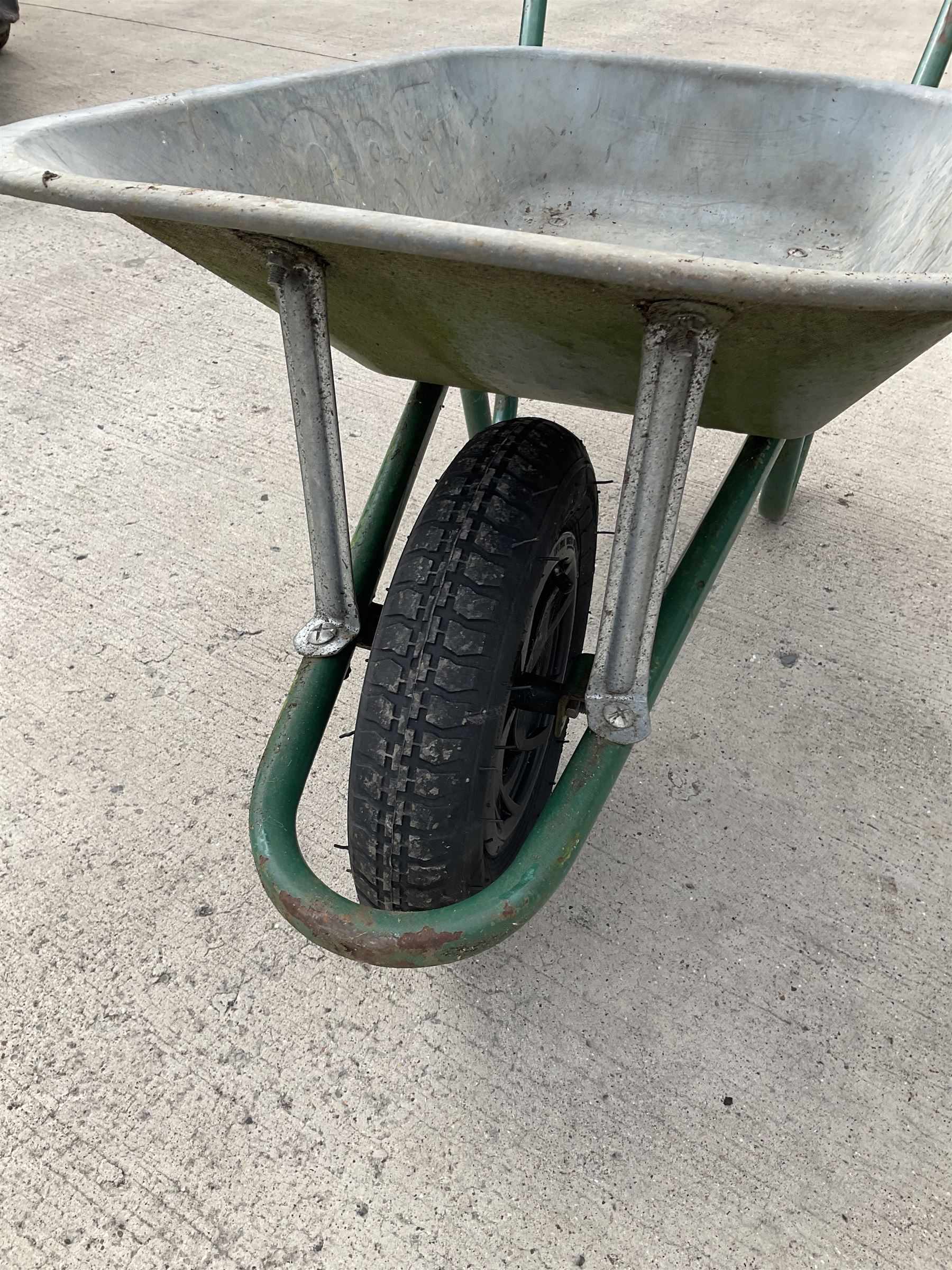 Two metal garden wheelbarrows - THIS LOT IS TO BE COLLECTED BY APPOINTMENT FROM DUGGLEBY STORAGE - Bild 3 aus 3