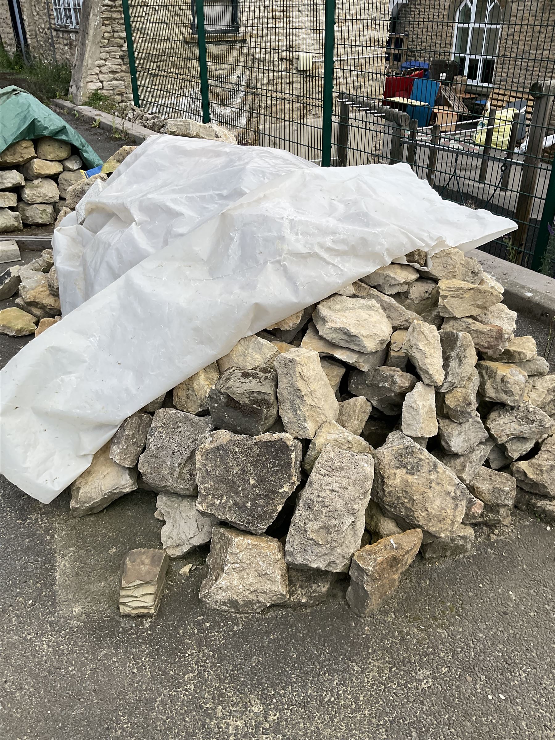 Large quantity of medium walling stone - in three piles under three covers - THIS LOT IS TO BE VIEWE - Bild 3 aus 3