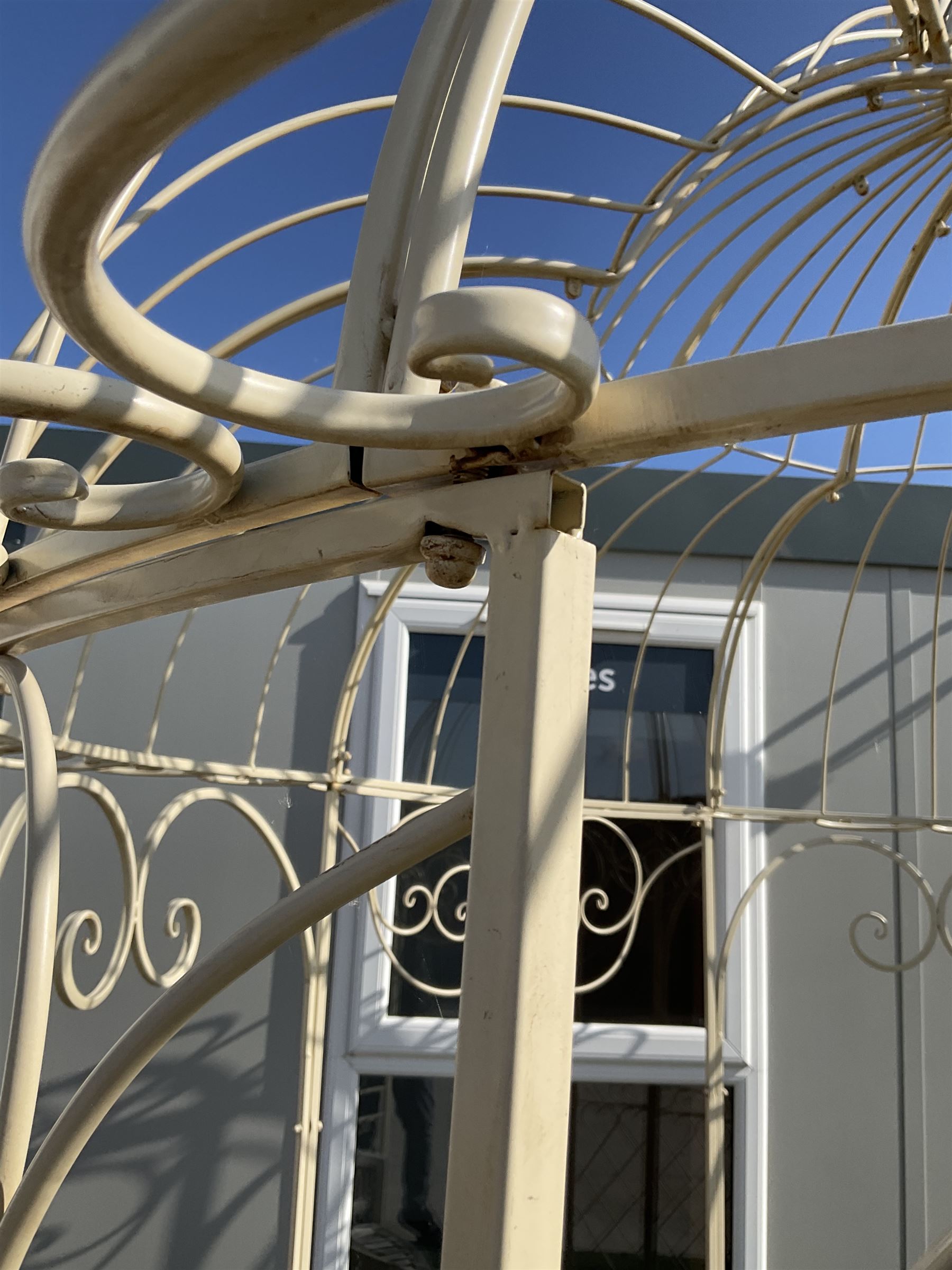 Wrought metal cream painted Gazebo - THIS LOT IS TO BE COLLECTED BY APPOINTMENT FROM DUGGLEBY STO - Image 2 of 4