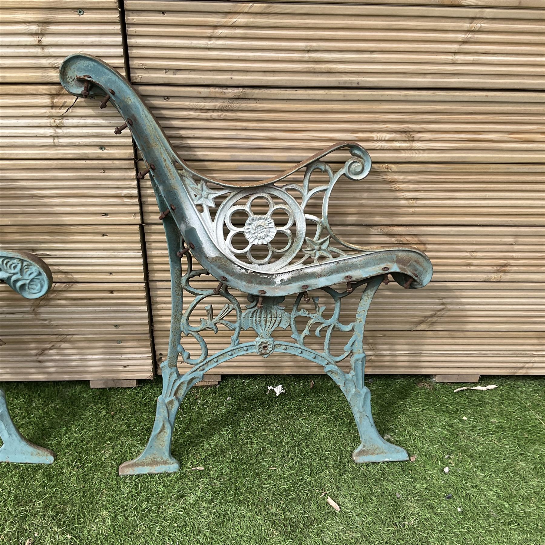 Cast iron green painted bench ends - THIS LOT IS TO BE COLLECTED BY APPOINTMENT FROM DUGGLEBY STORA - Bild 3 aus 3