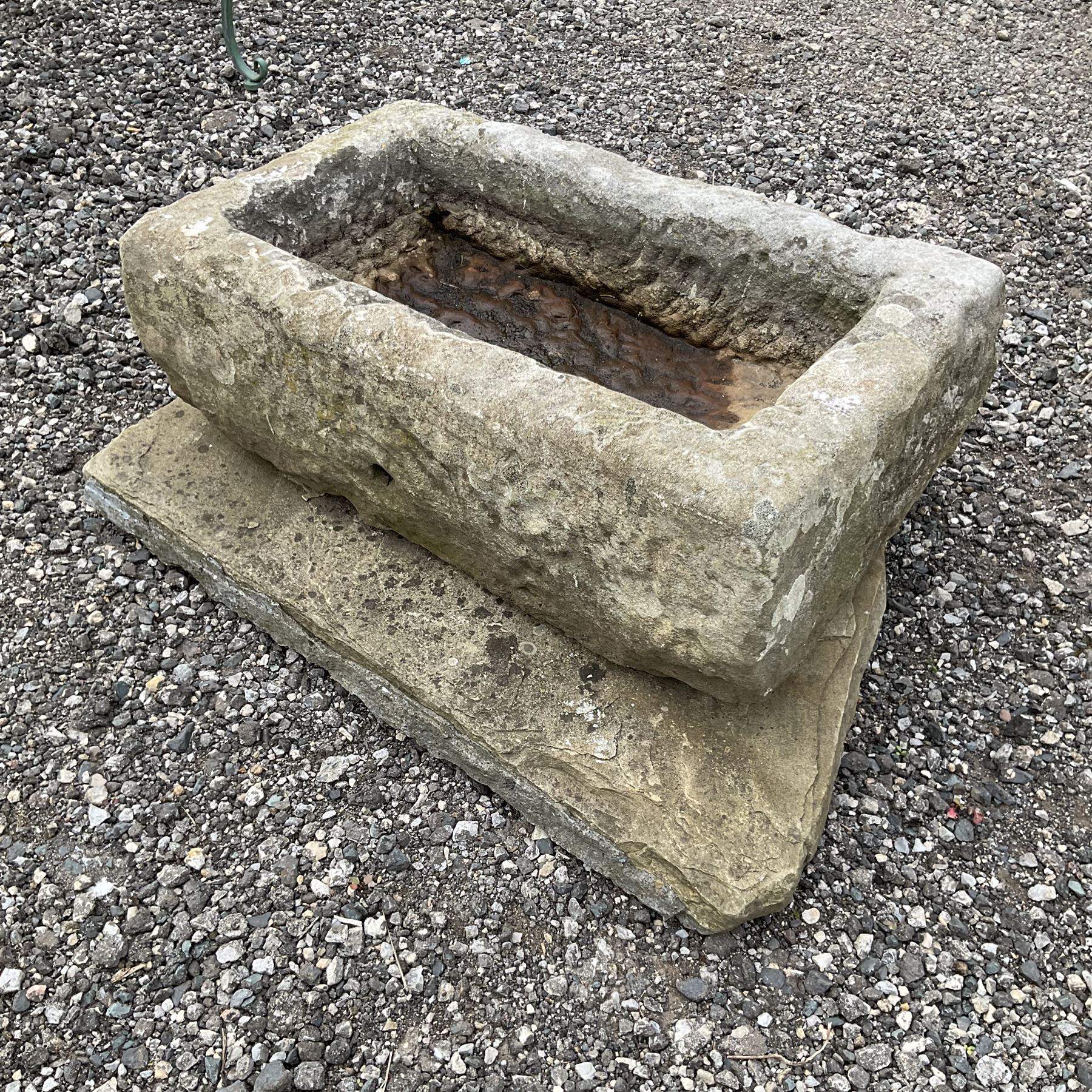 19th century small shallow carved stone trough on stone slab - THIS LOT IS TO BE COLLECTED BY APPOIN - Bild 4 aus 4