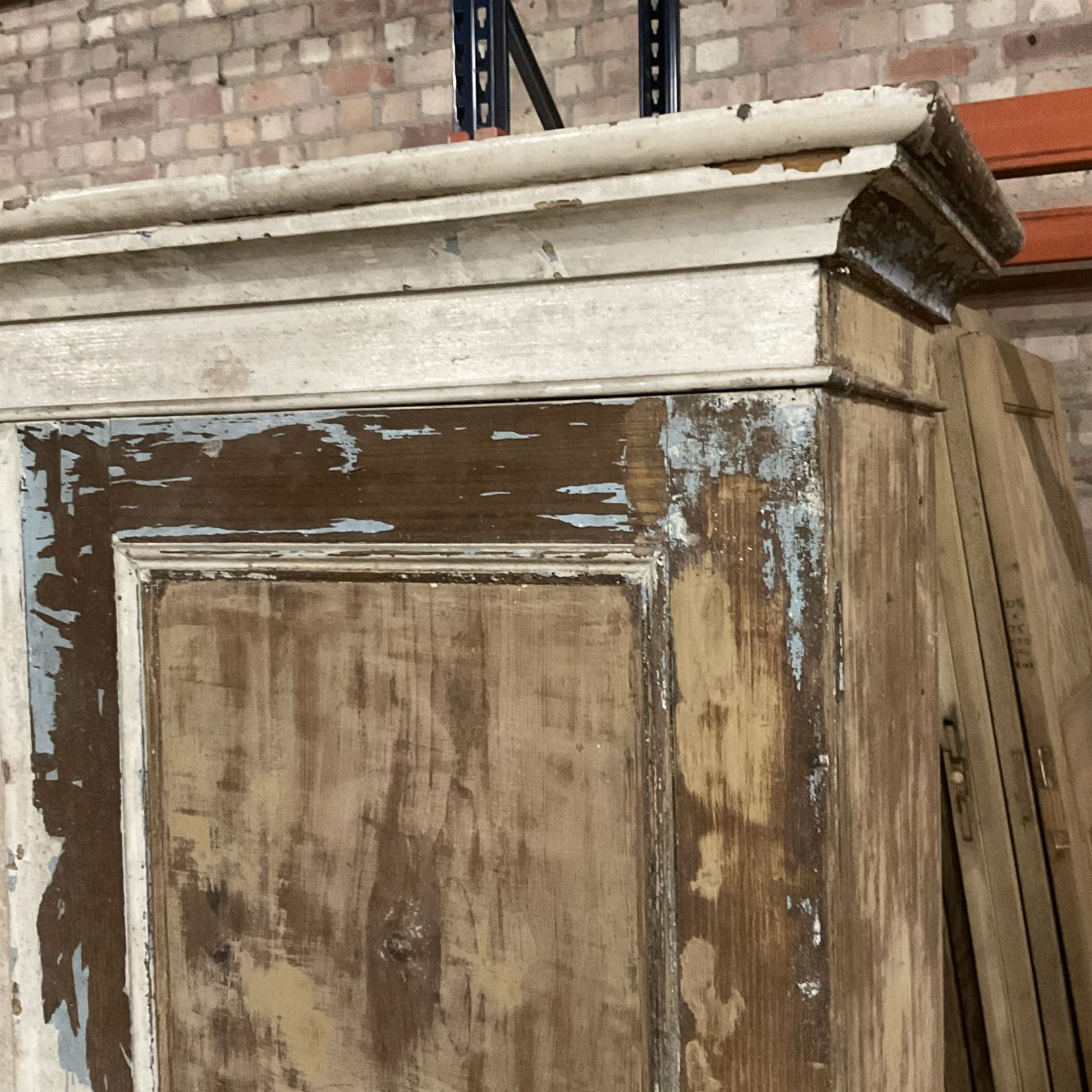 Victorian scumbled and painted pine cupboard - Image 4 of 5