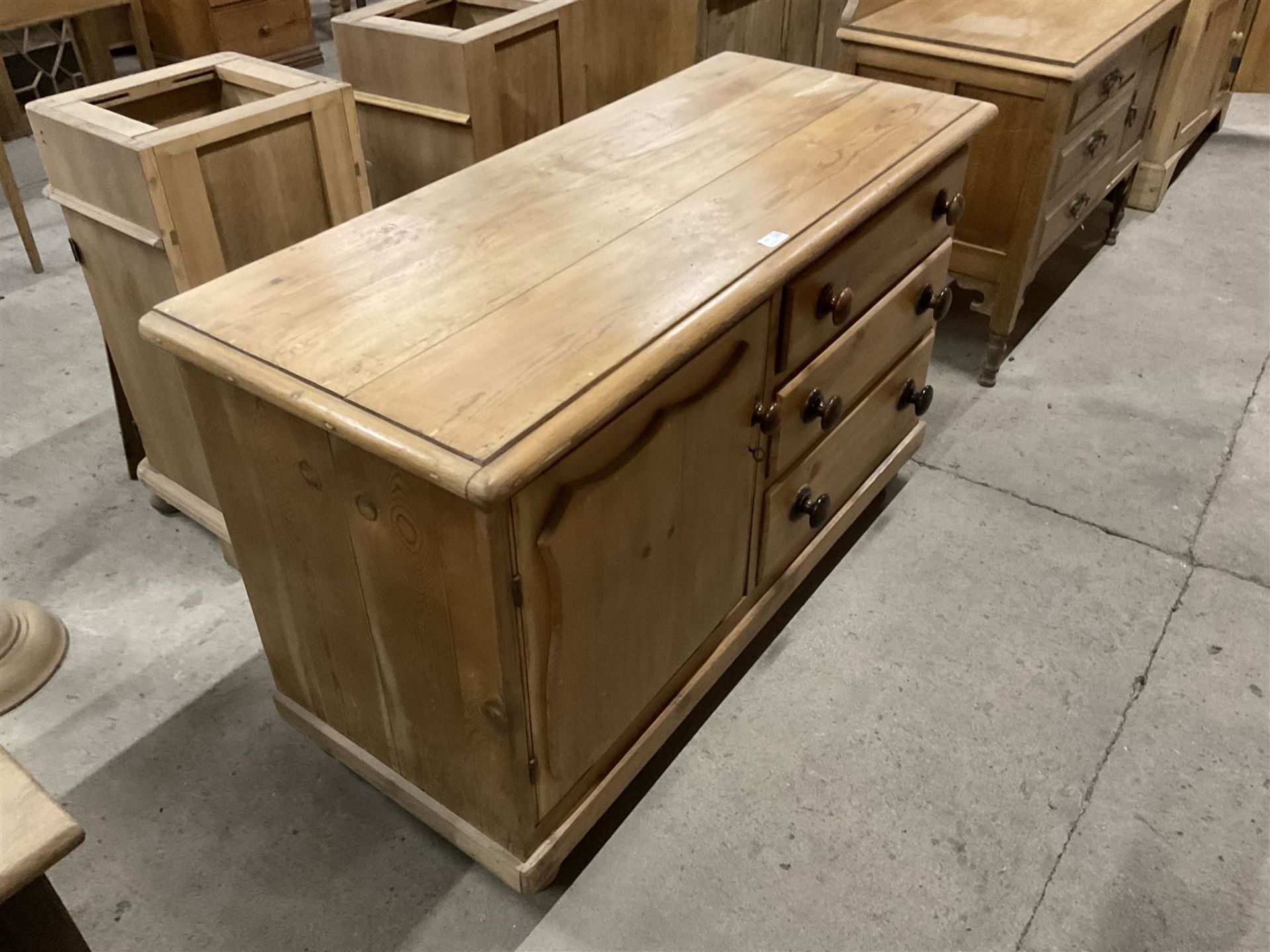 Victorian pine dresser - Image 3 of 5