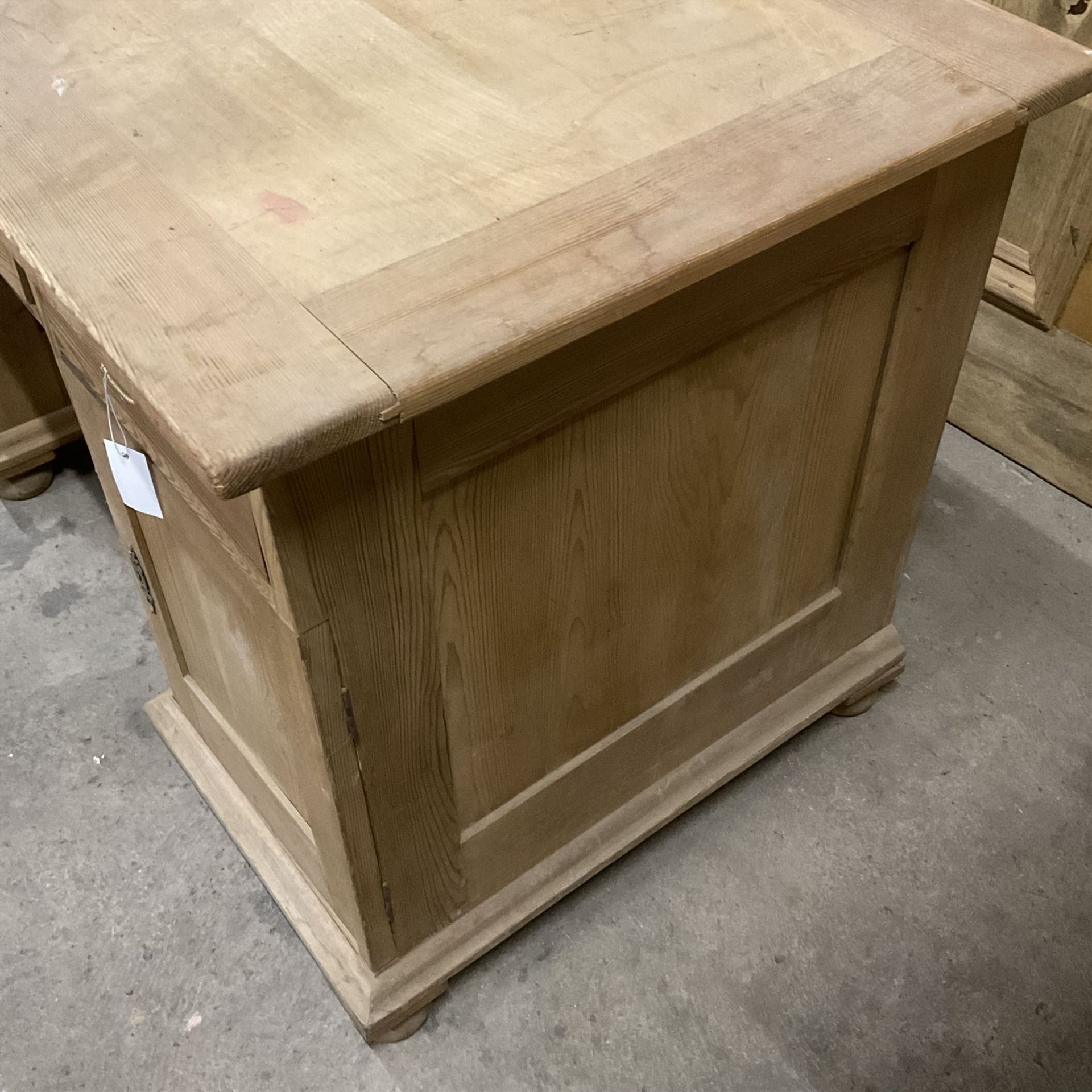 20th century pine twin pedestal desk - Image 3 of 4