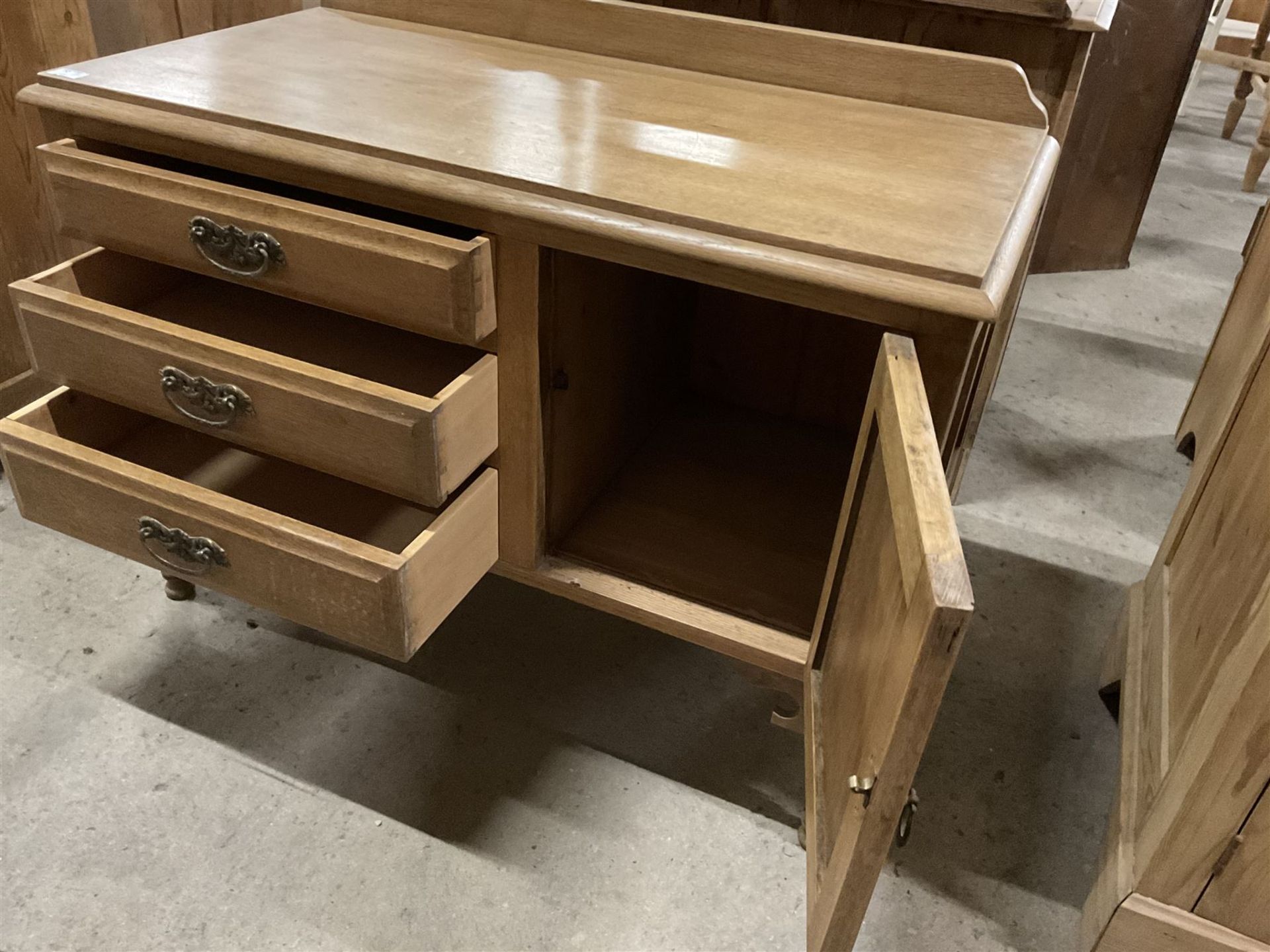 Early 20th century small oak sideboard with raised back - Image 4 of 5