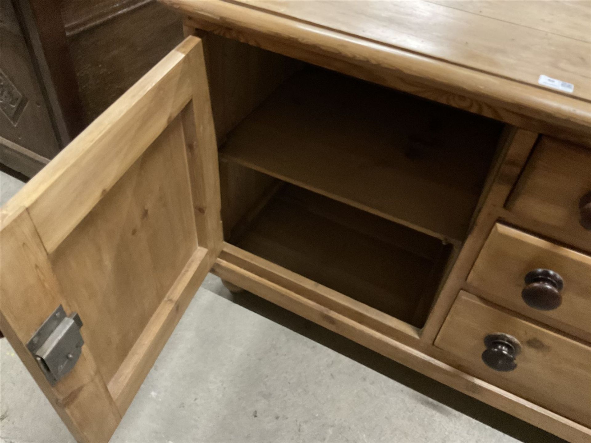 Victorian pine dresser - Image 4 of 5