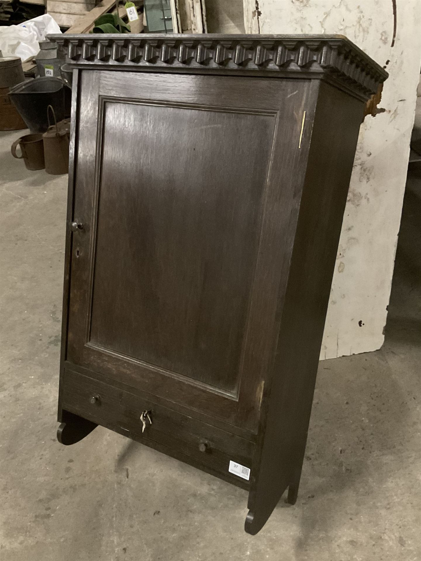 Early 20th century oak wall hanging cupboard