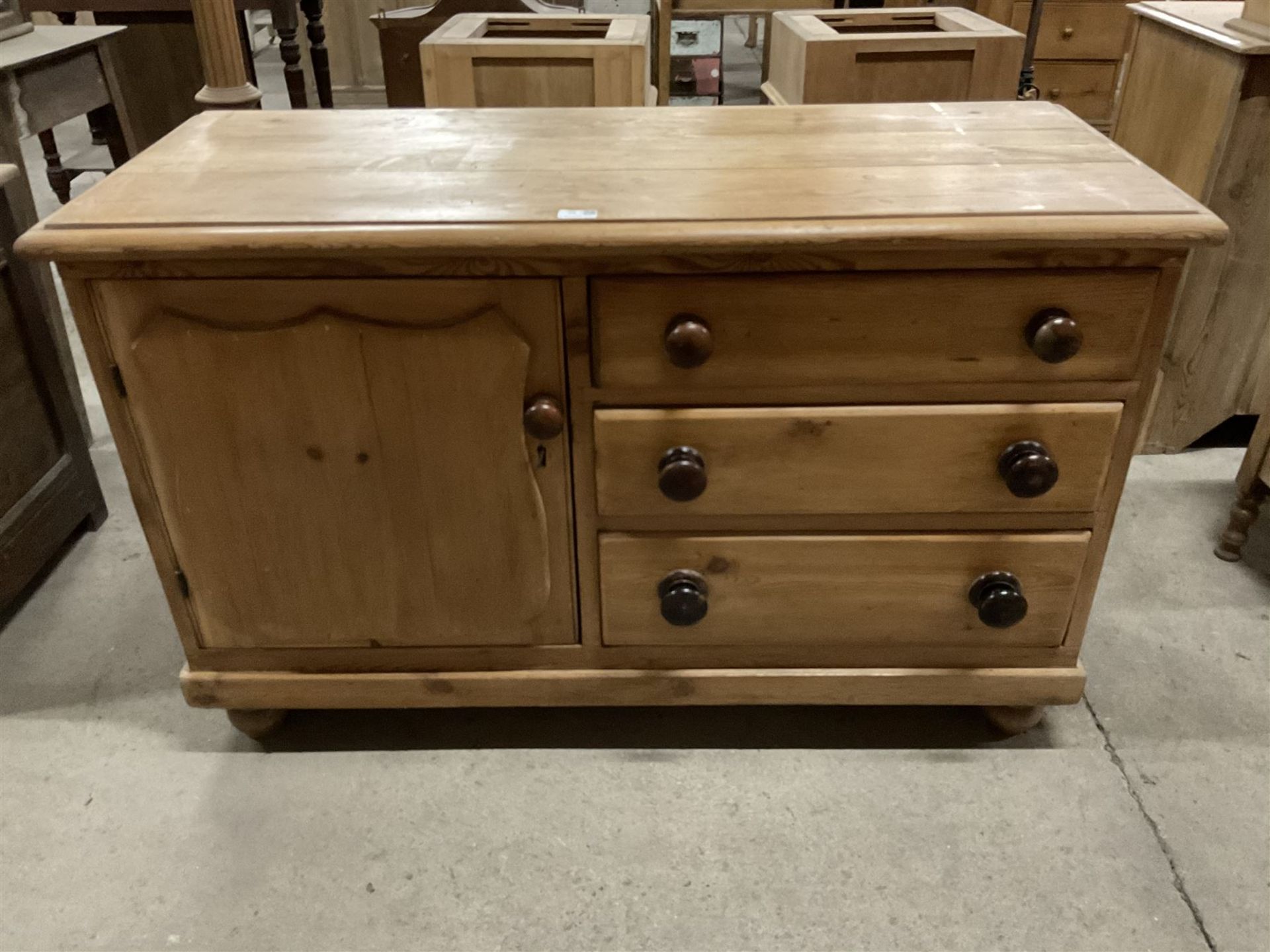 Victorian pine dresser - Image 2 of 5