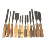 12 assorted chisels and gouges G