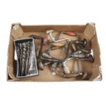 A wagon brace, 4 ratchet braces, 3 others and a quantity of twist bits G+