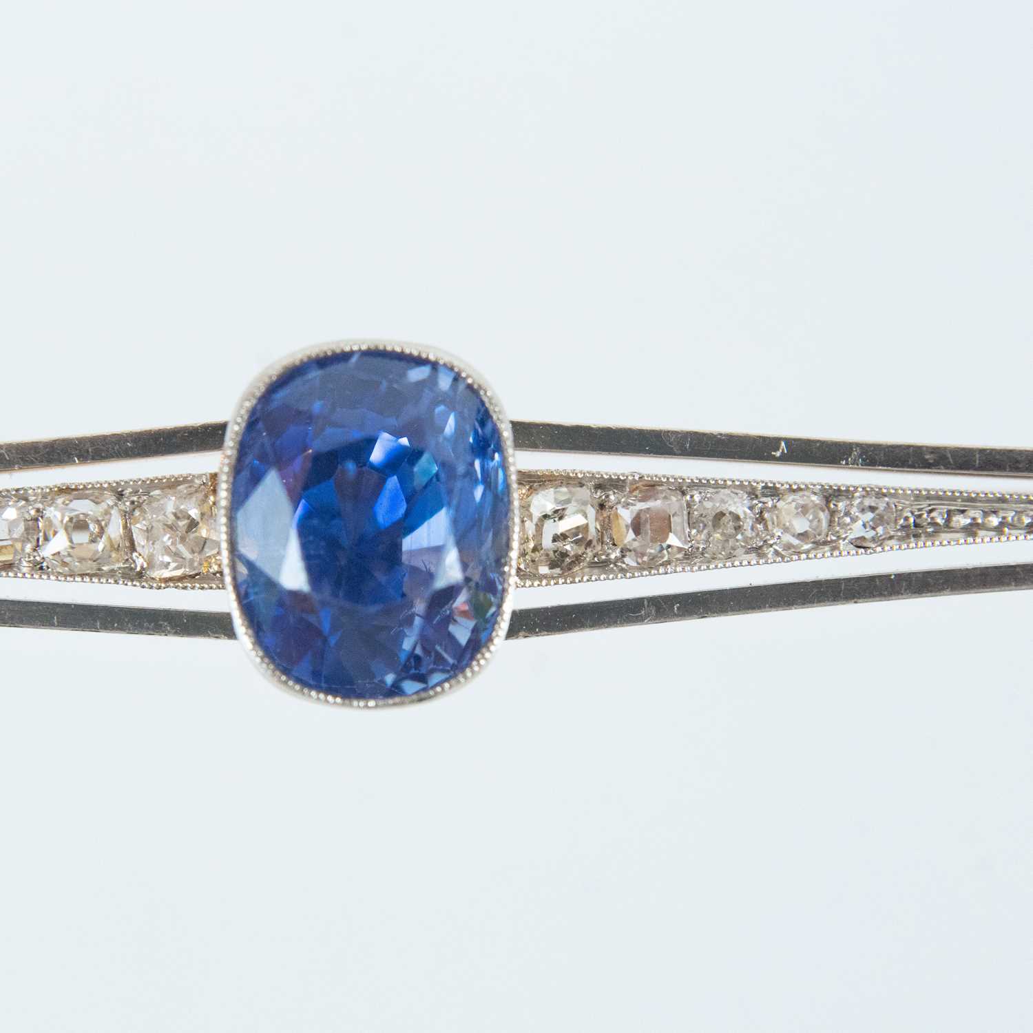 A fine early 20th century 15ct and platinum blue sapphire and diamond bar brooch. - Image 4 of 15