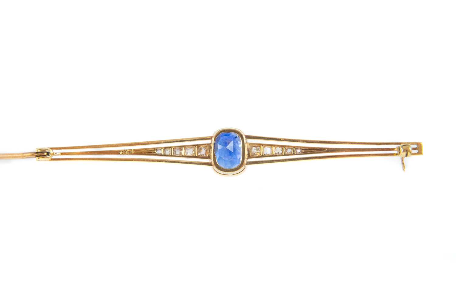 A fine early 20th century 15ct and platinum blue sapphire and diamond bar brooch. - Image 2 of 15