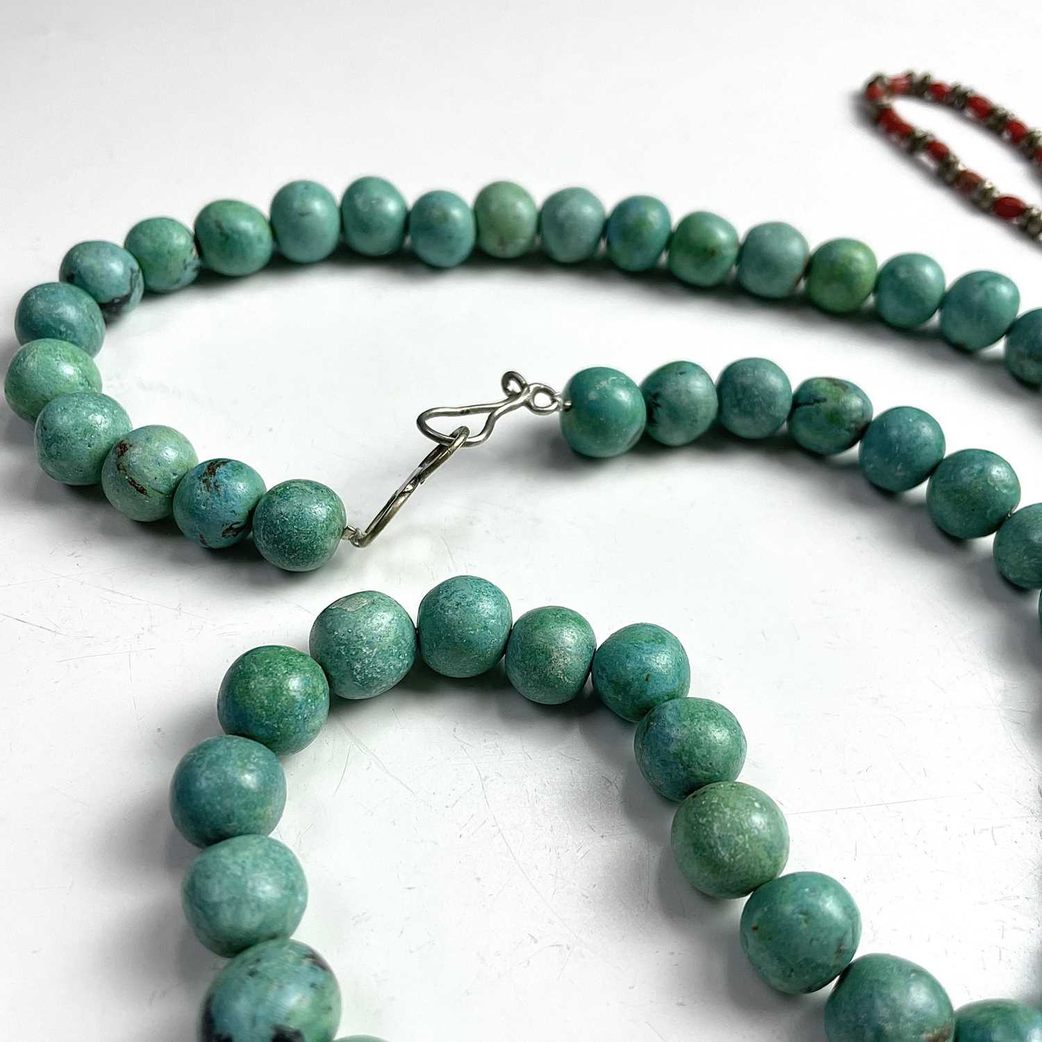 A turquoise bead necklace with low grade silver clasp. - Image 2 of 5