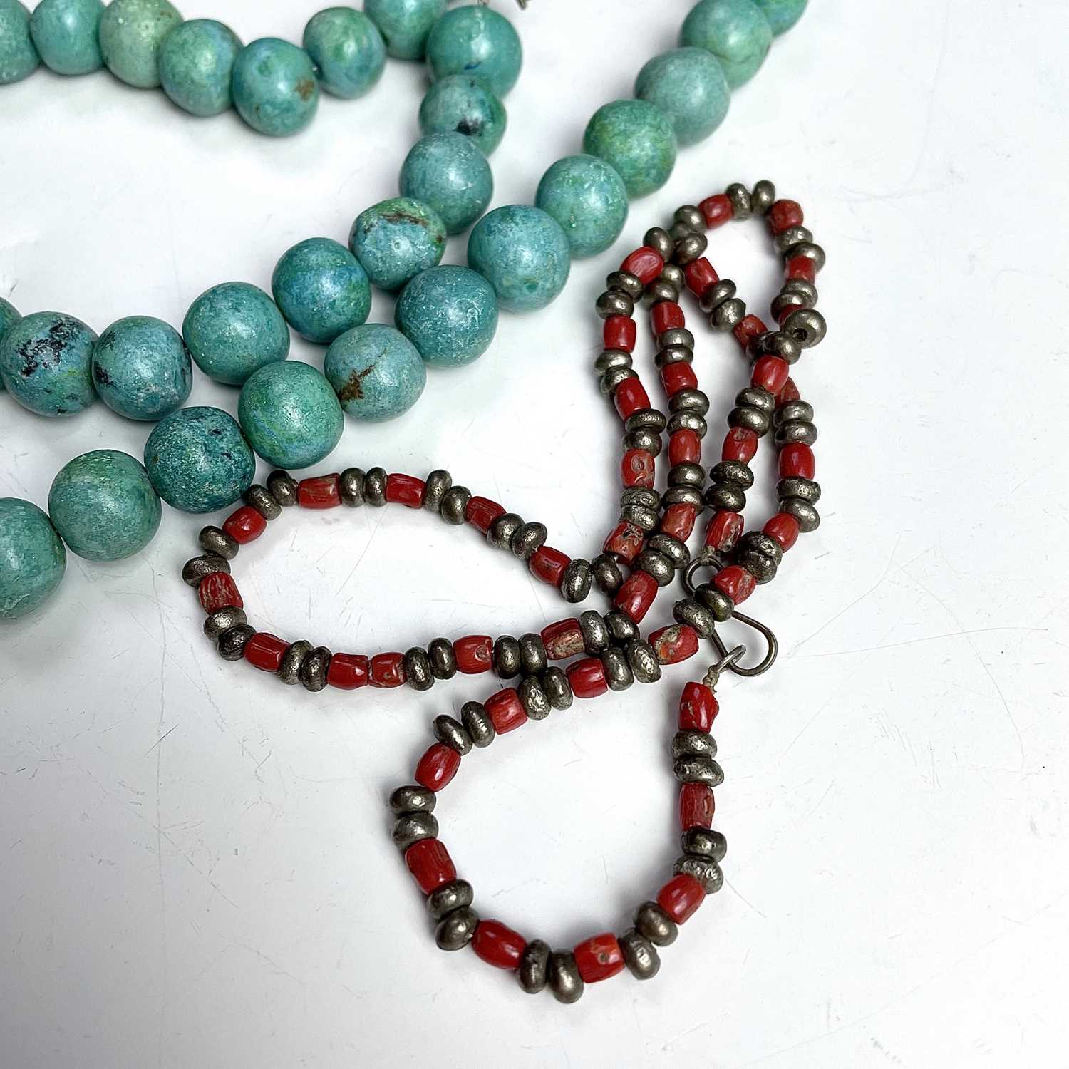 A turquoise bead necklace with low grade silver clasp. - Image 3 of 5