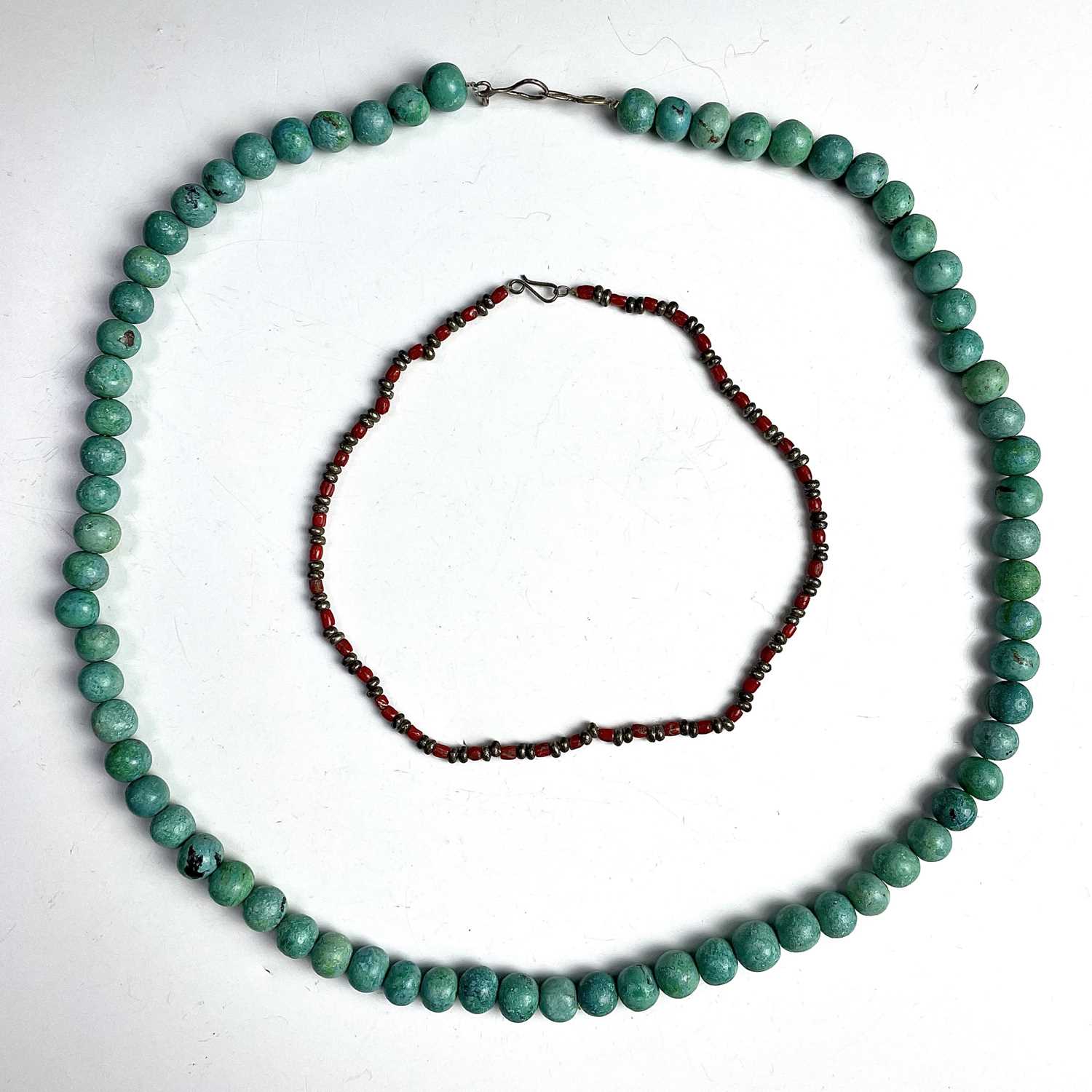 A turquoise bead necklace with low grade silver clasp. - Image 5 of 5