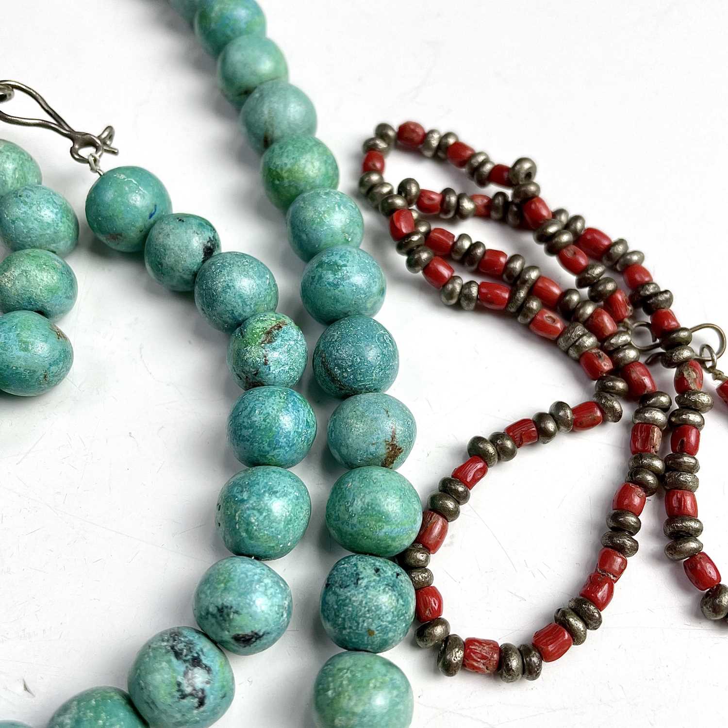 A turquoise bead necklace with low grade silver clasp. - Image 4 of 5