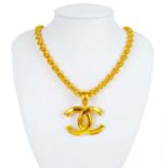 A Chanel CC pendant necklace.