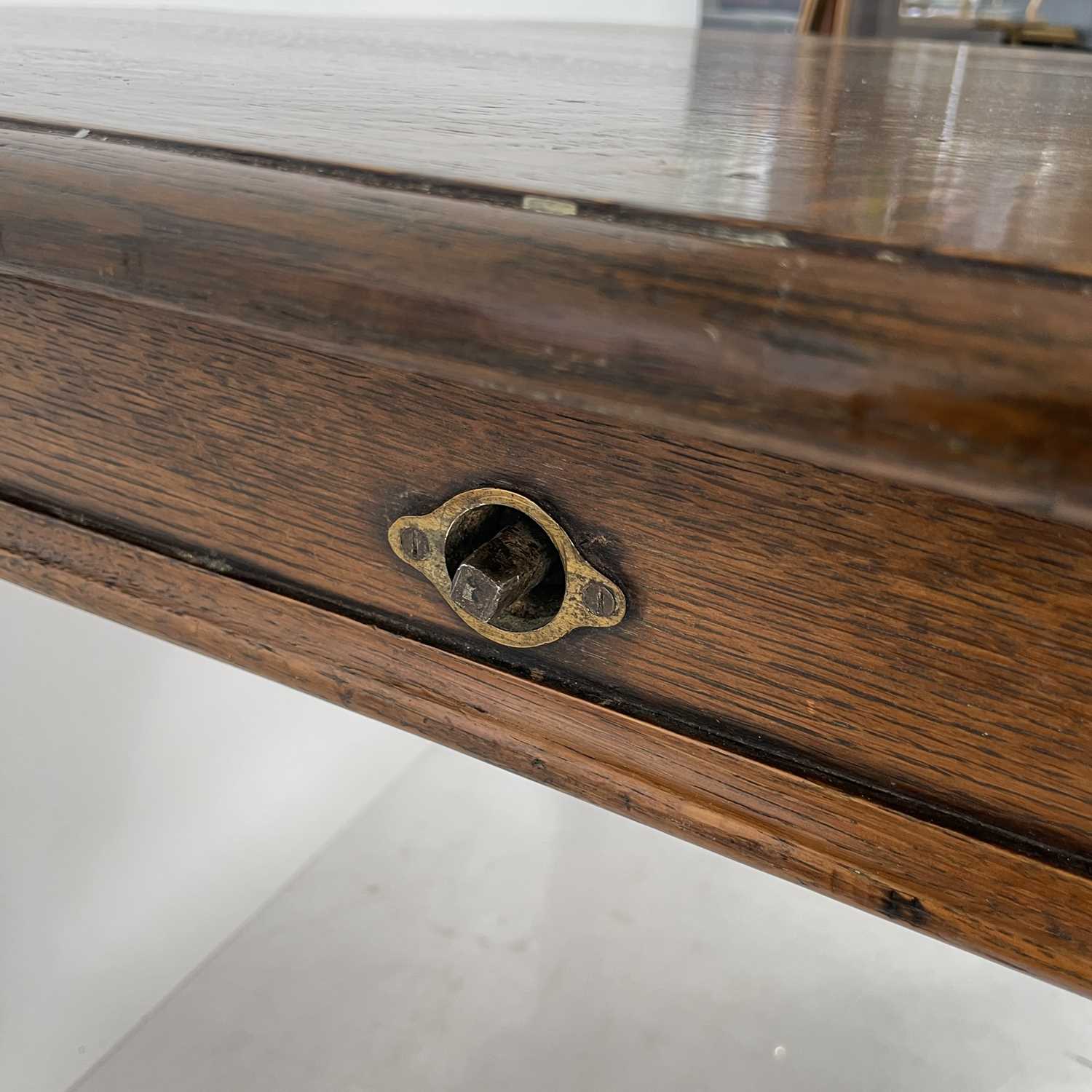 A late Victorian oak extending dining table. - Image 3 of 4