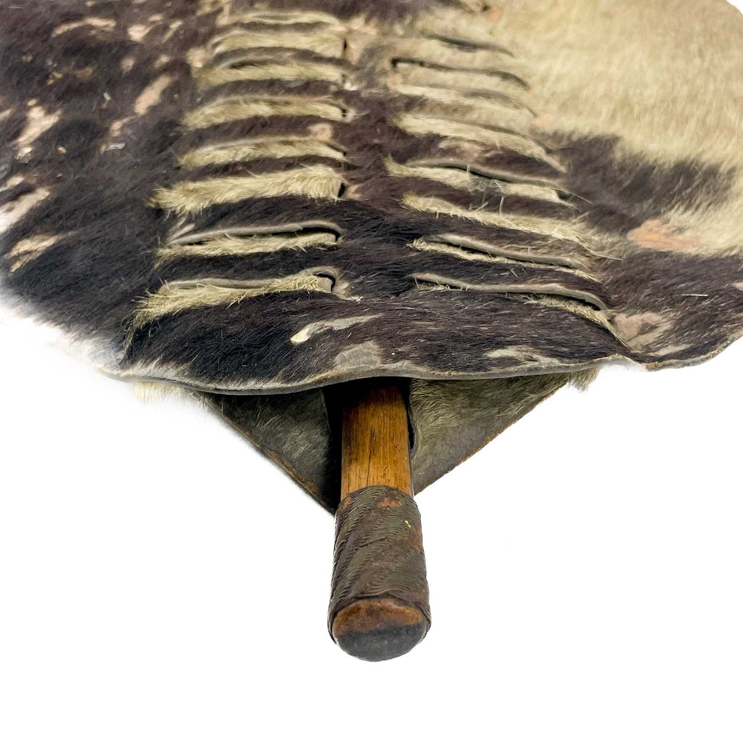 An African hide shield and knobkerrie. - Image 5 of 17