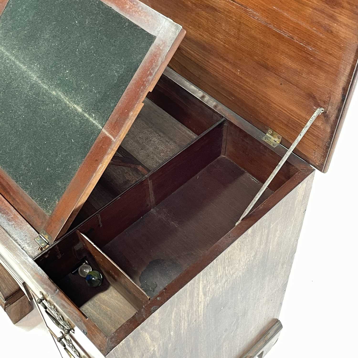 A George III mahogany kneehole gentleman's dressing table/writing desk. - Image 2 of 10