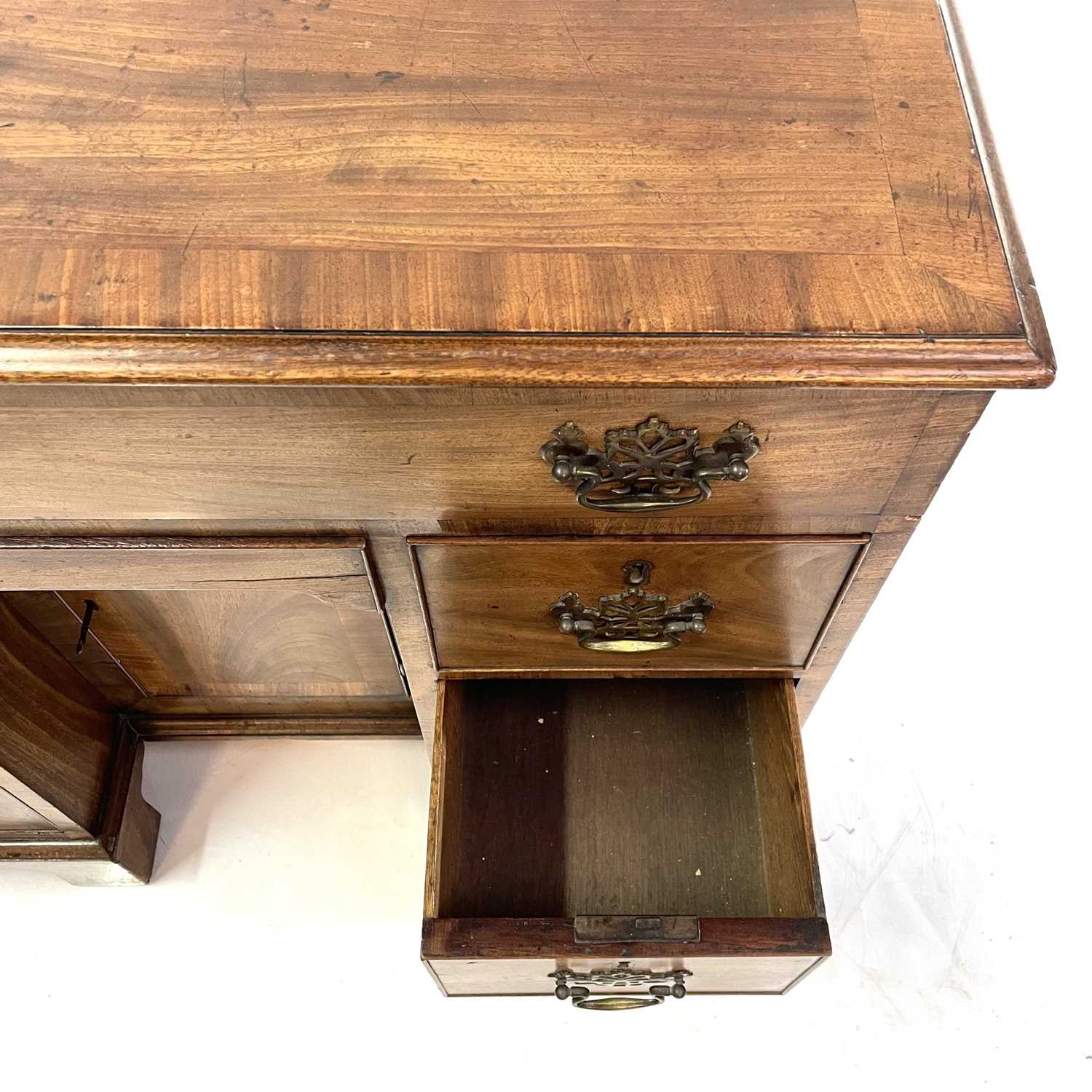 A George III mahogany kneehole gentleman's dressing table/writing desk. - Image 7 of 10