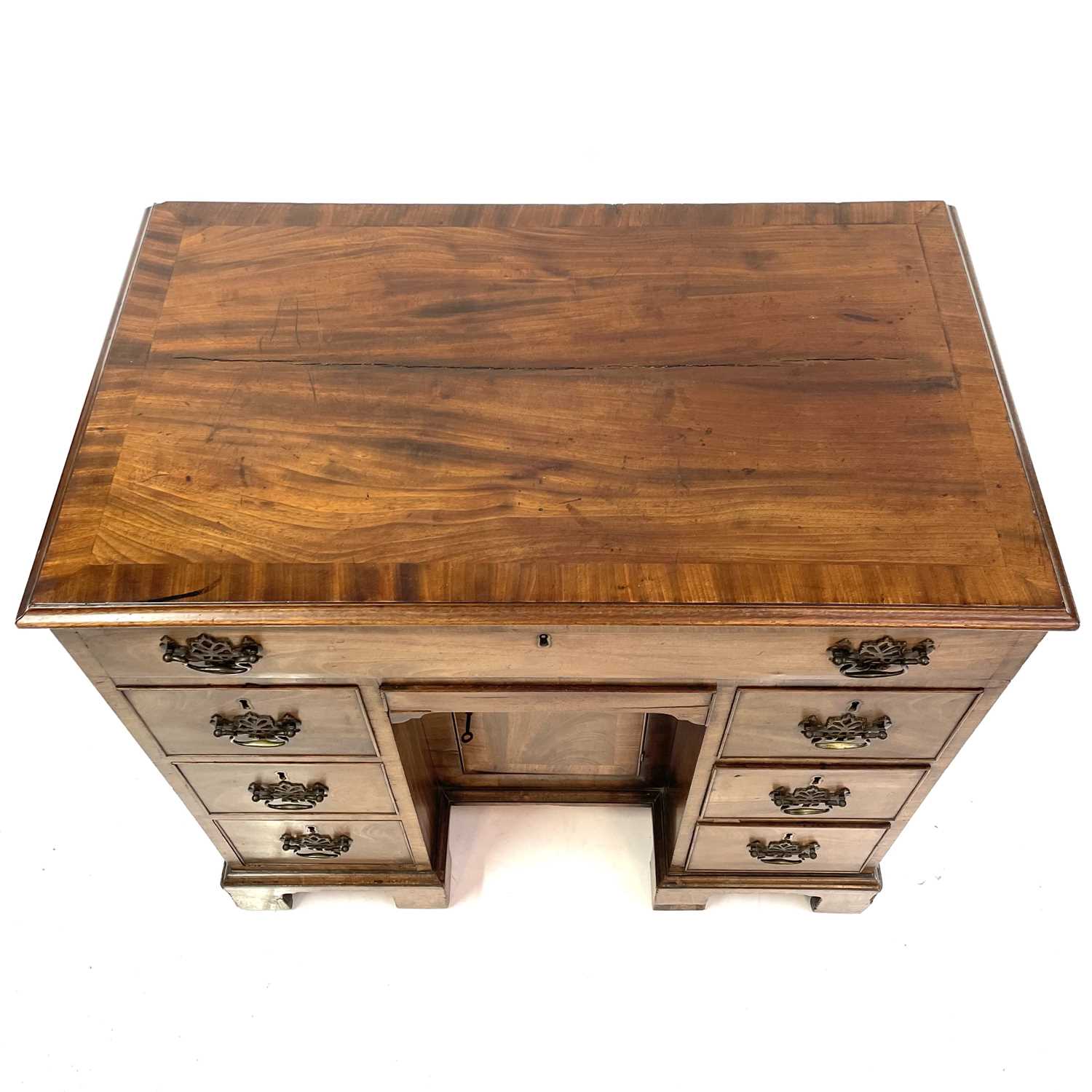A George III mahogany kneehole gentleman's dressing table/writing desk. - Image 3 of 10