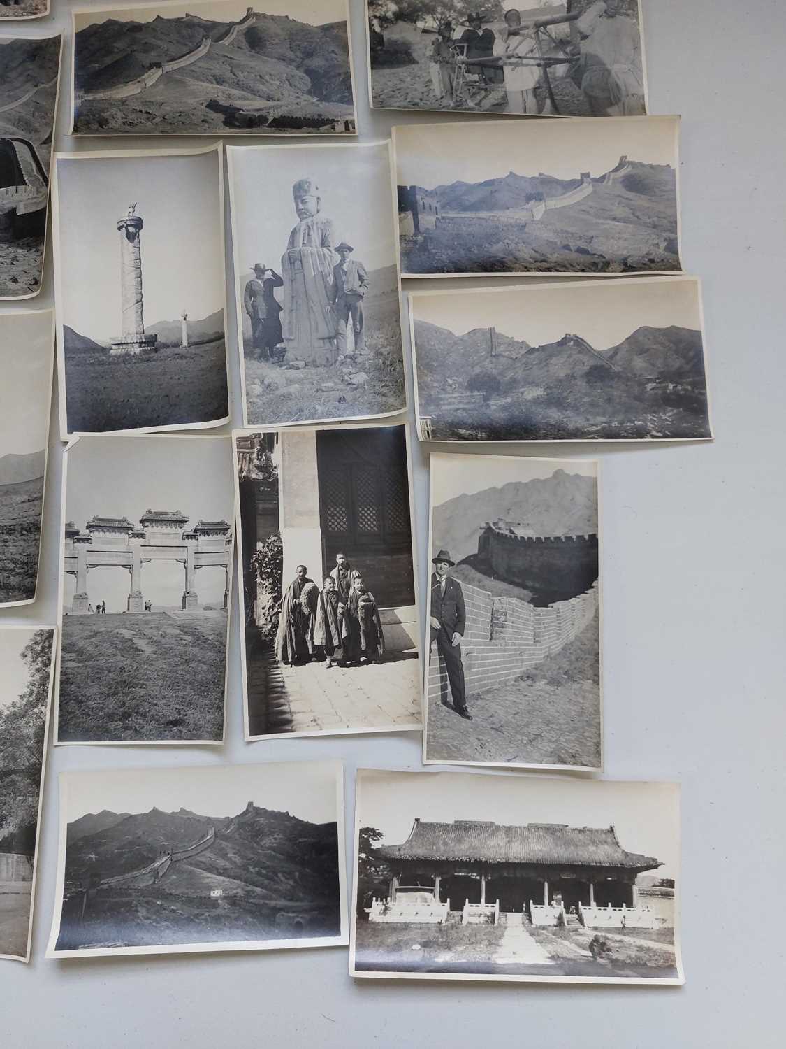 A collection of early 20th century photographs, showing Beijing. - Bild 25 aus 35