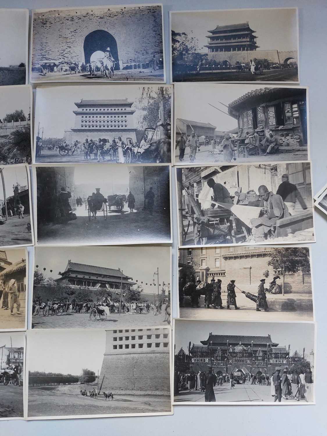 A collection of early 20th century photographs, showing Beijing. - Bild 19 aus 35
