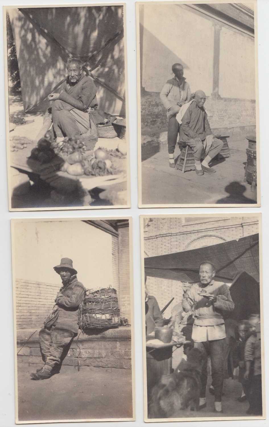 A collection of early 20th century photographs, showing Beijing. - Bild 11 aus 35