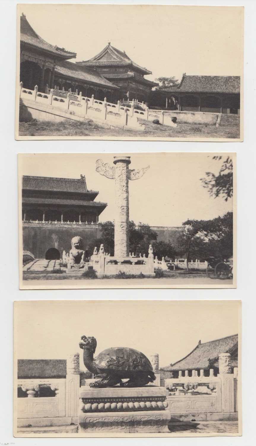 A collection of early 20th century photographs, showing Beijing. - Bild 10 aus 35