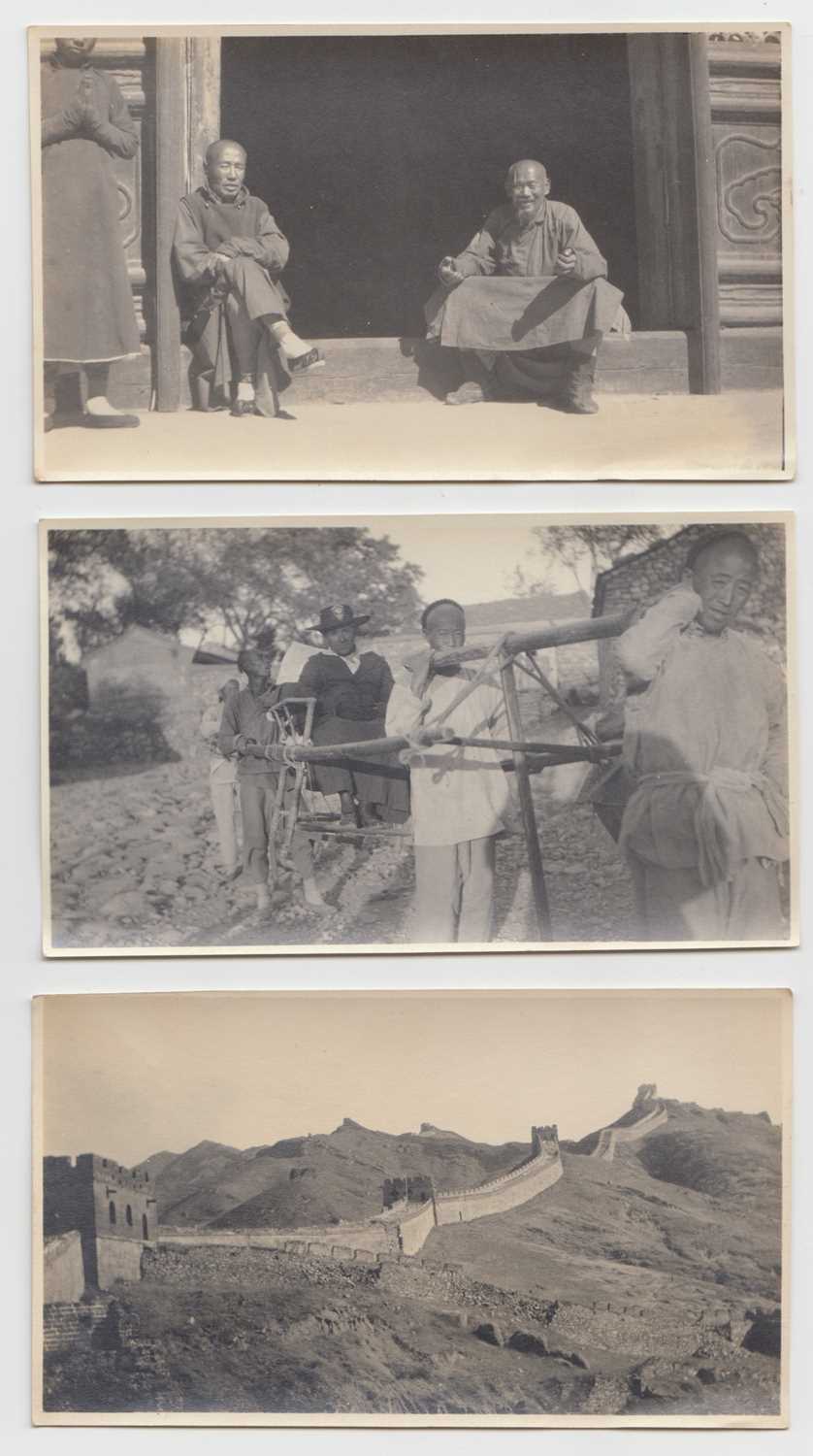 A collection of early 20th century photographs, showing Beijing. - Bild 15 aus 35