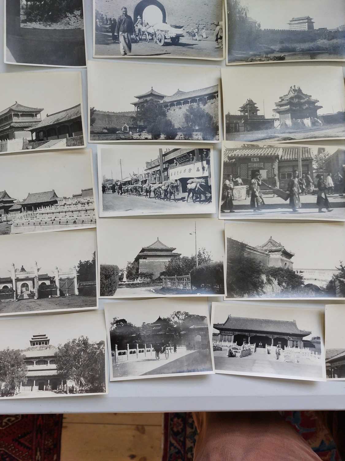 A collection of early 20th century photographs, showing Beijing. - Bild 28 aus 35