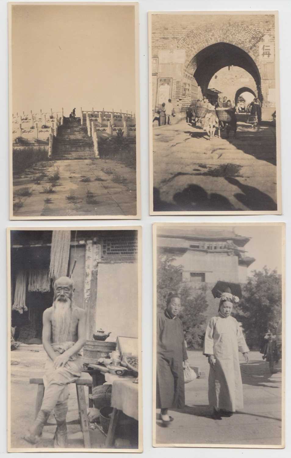 A collection of early 20th century photographs, showing Beijing. - Bild 2 aus 35