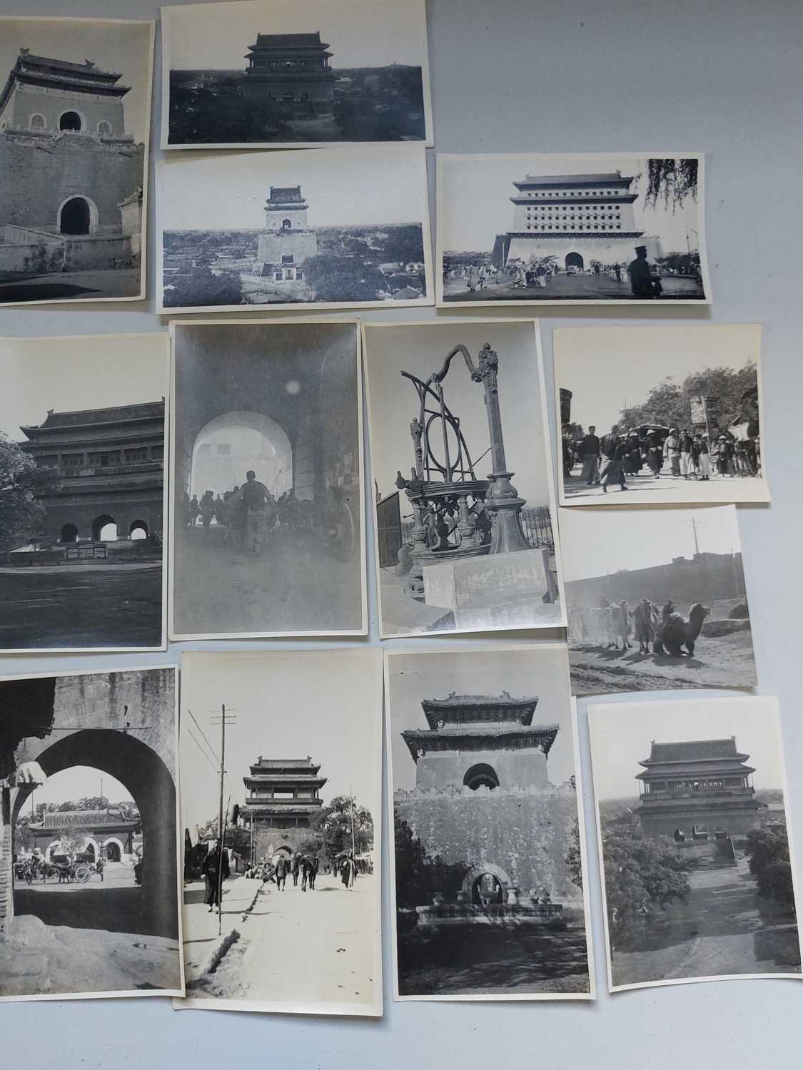 A collection of early 20th century photographs, showing Beijing. - Bild 21 aus 35