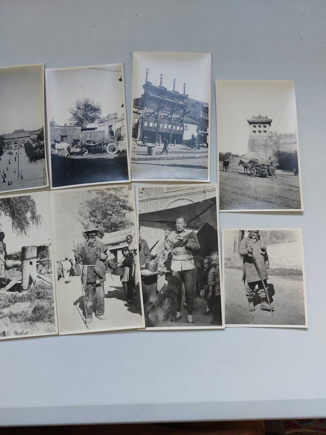 A collection of early 20th century photographs, showing Beijing. - Bild 26 aus 35