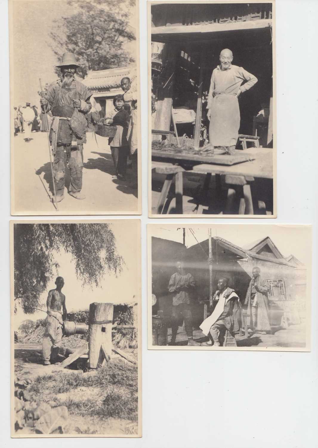 A collection of early 20th century photographs, showing Beijing. - Bild 13 aus 35