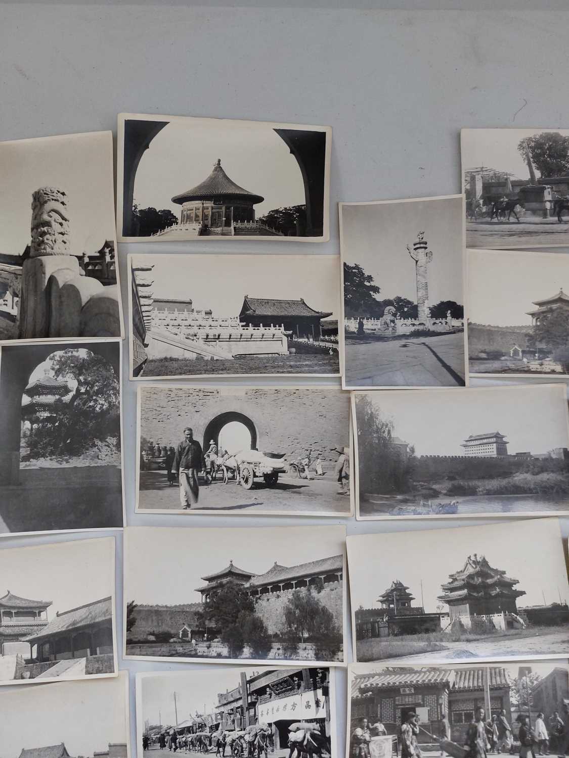 A collection of early 20th century photographs, showing Beijing. - Bild 27 aus 35